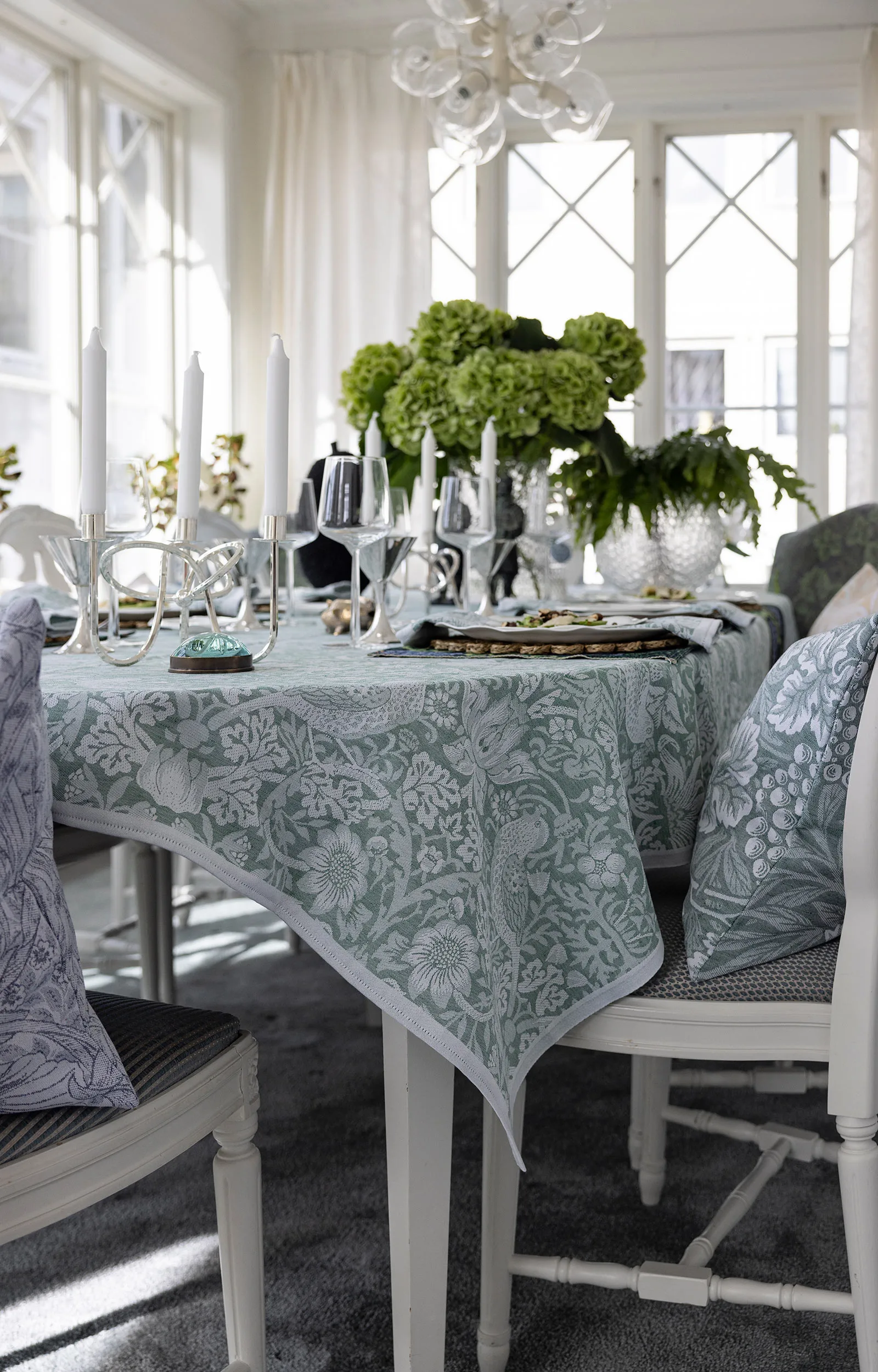 Strawberry Thief bordsduk 150x300 cm, Grön Ekelund Linneväveri