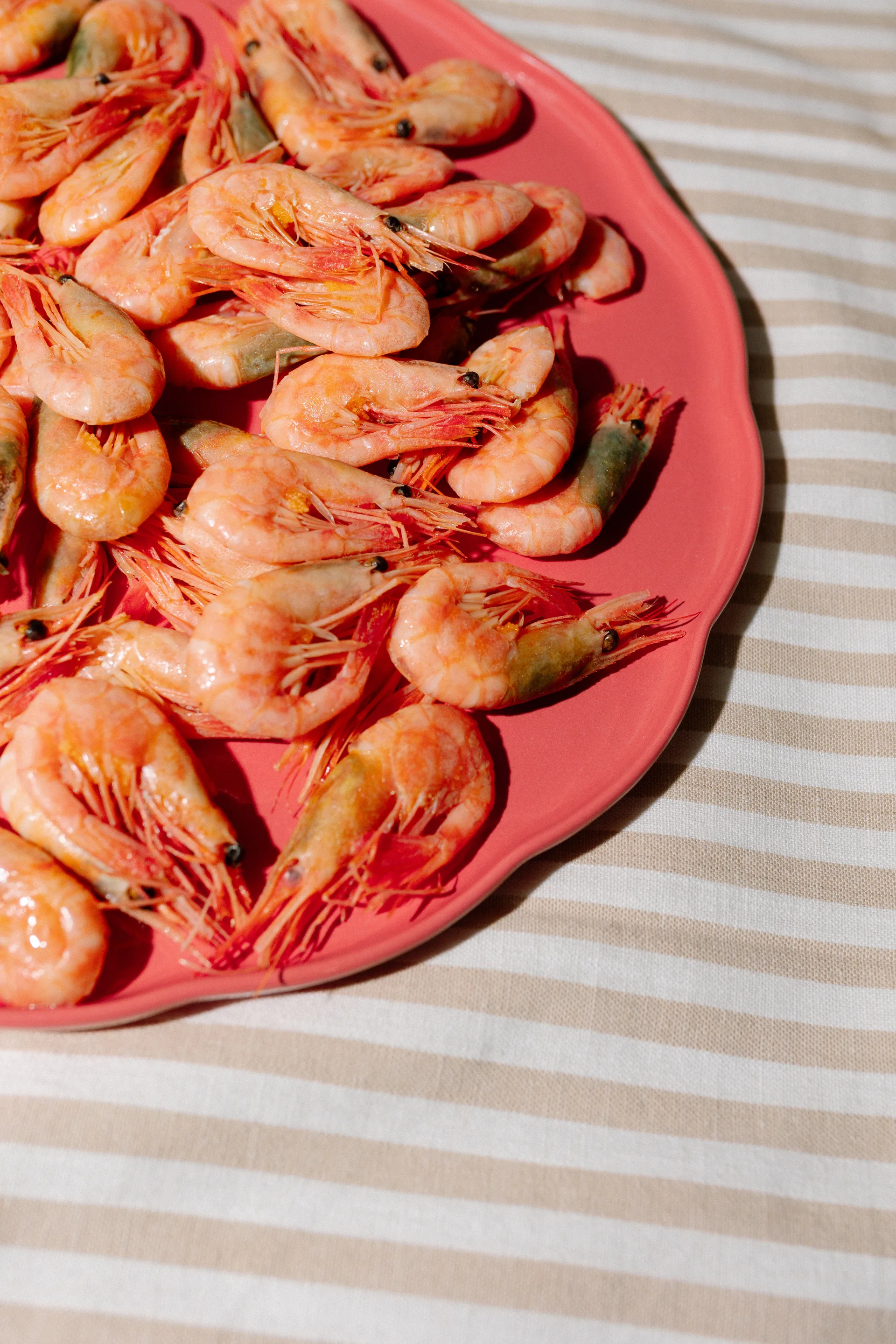 Emile Henry Madeleine serveringsfat, Bubbelgum, rund Emile Henry