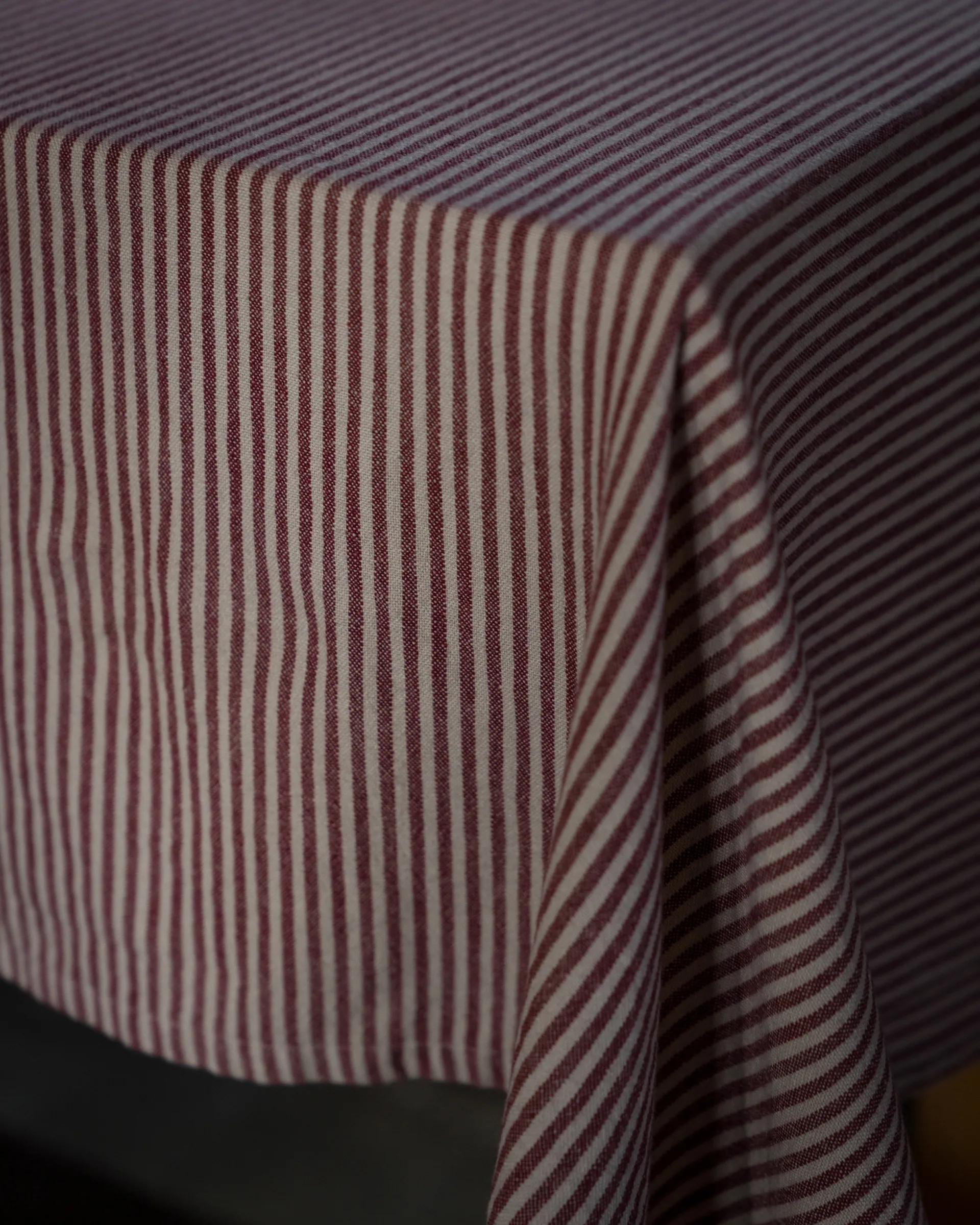 Ernst bordsduk smala ränder 145x300 cm, Röd-beige ERNST