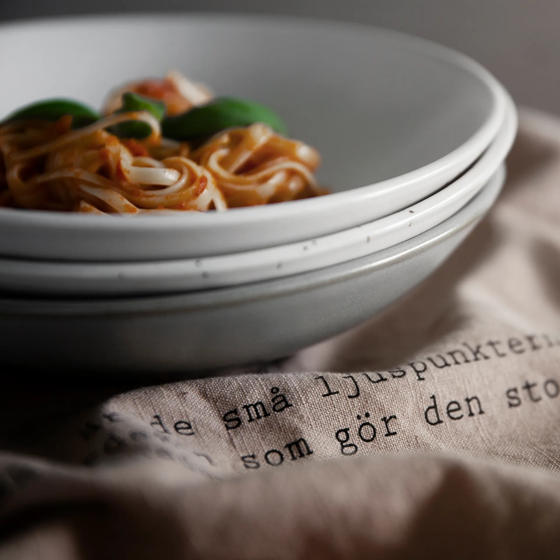 Ernst djup tallrik 22 cm, Prickig-vit ERNST