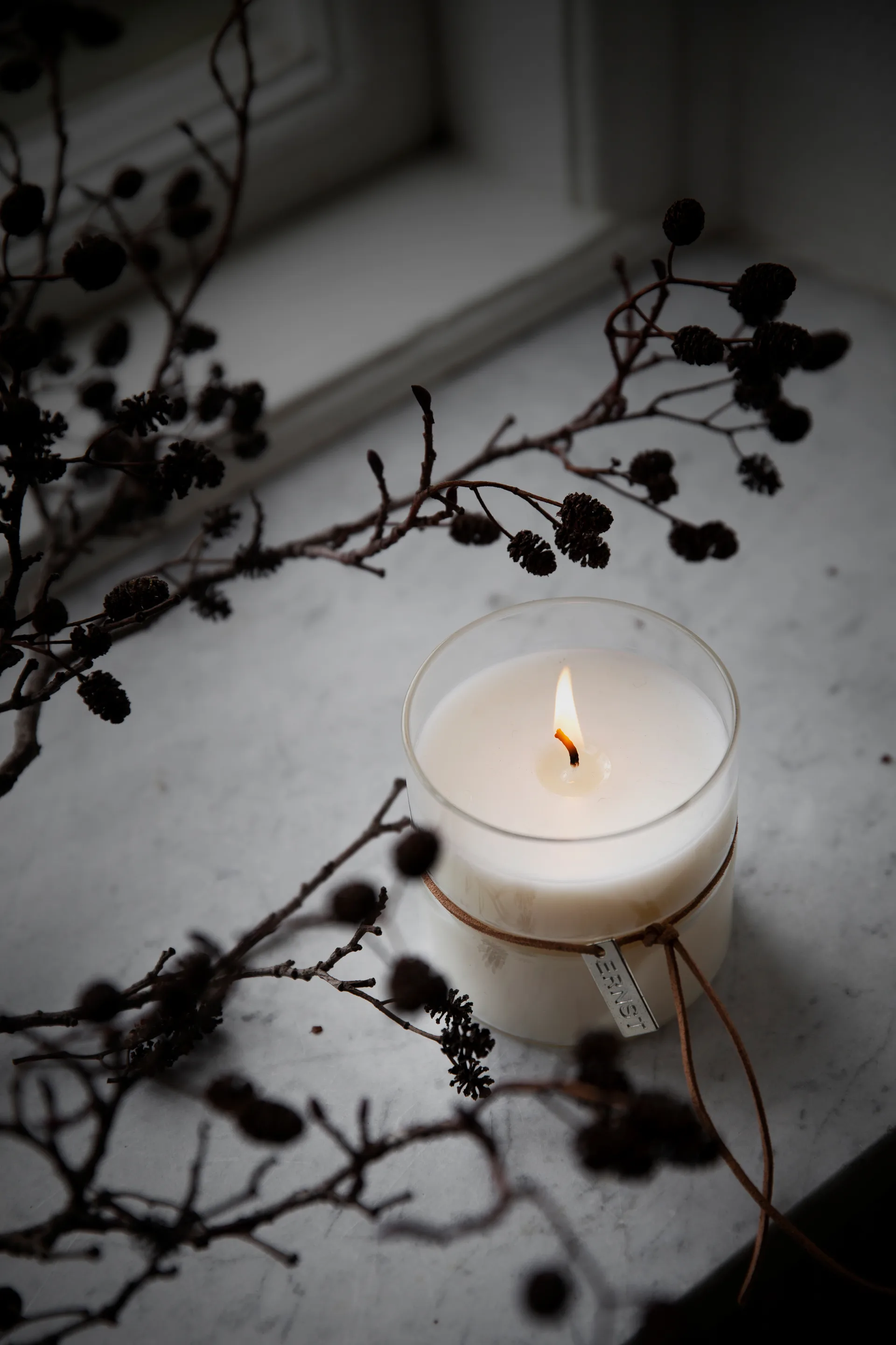 Ernst doftljus i glas med midja Ø8 cm, Tid till ingenting ERNST