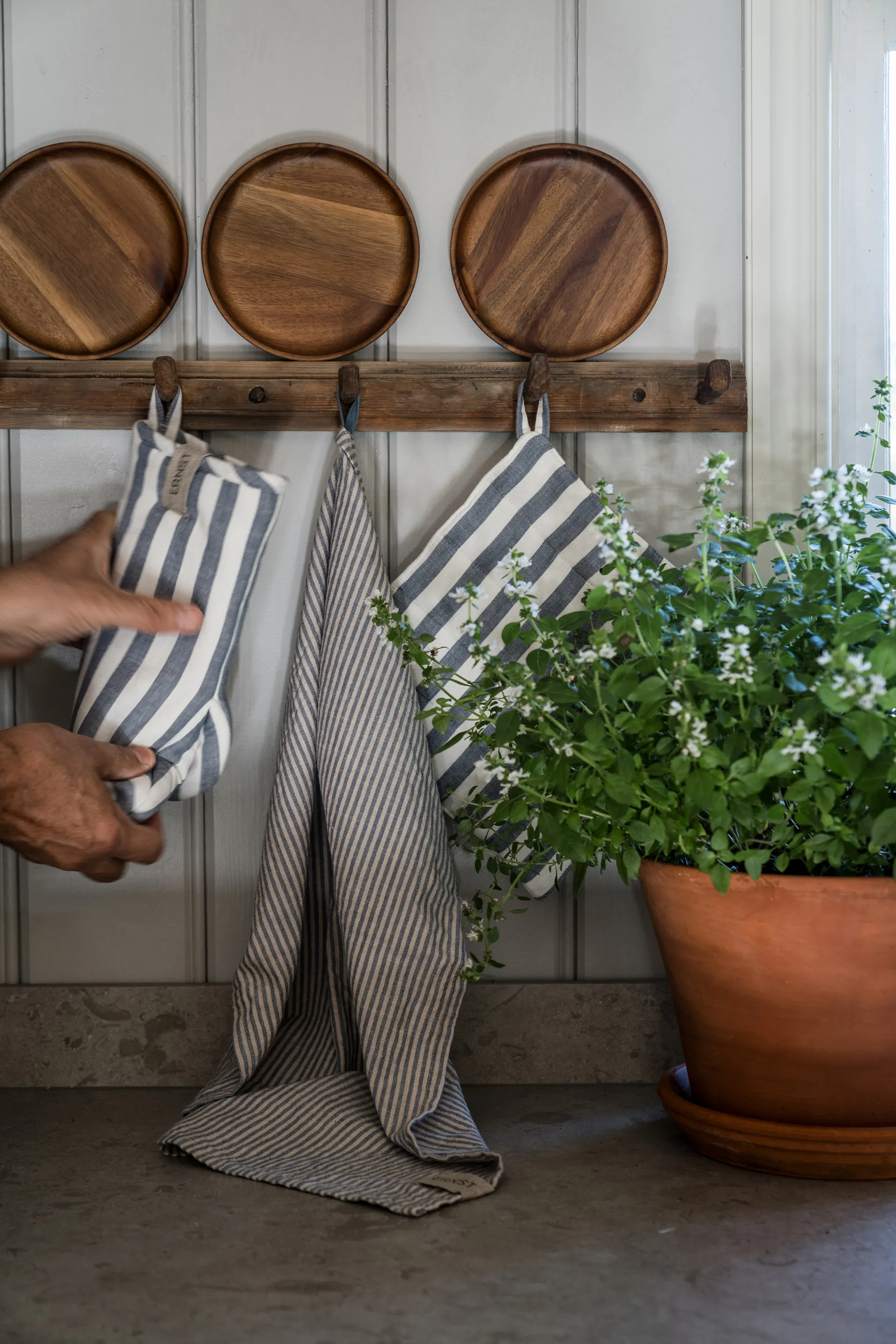 Ernst grytlapp bred rand 23x25 cm, Blå-vit ERNST