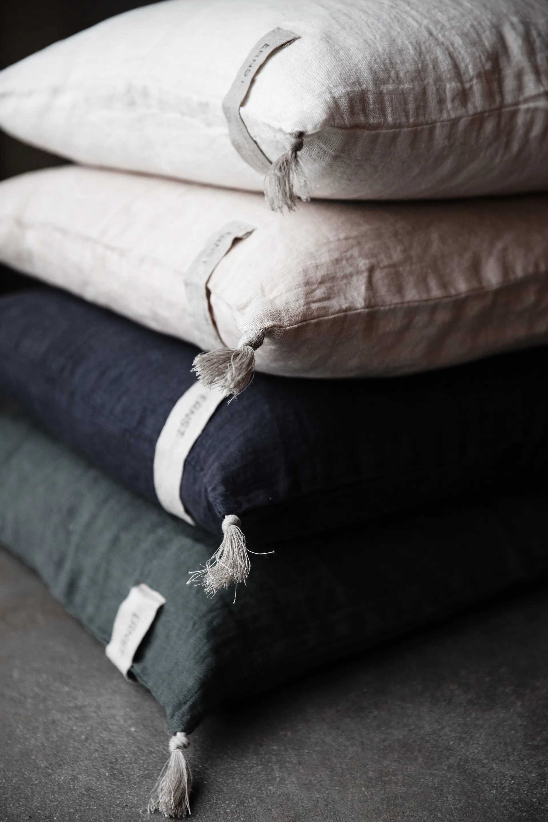 Ernst kuddfodral med tofsar 50 x 60 cm, vit ERNST