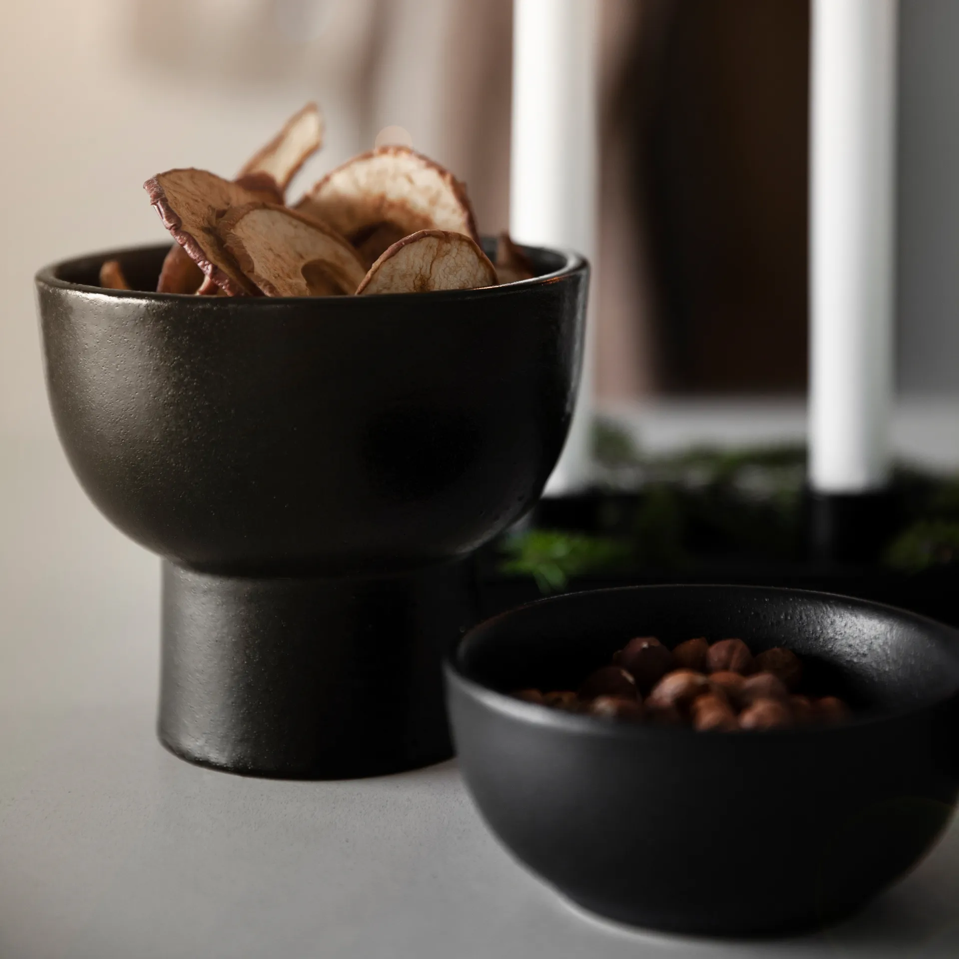 Ernst skål på fot Ø13 cm, Svart ERNST