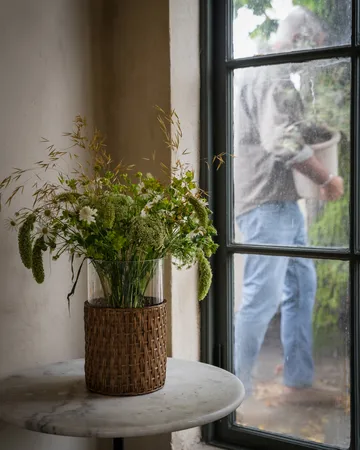 Ernst vas/ljuslykta i korg - Mörkbrun, Ø18x30 cm - ERNST