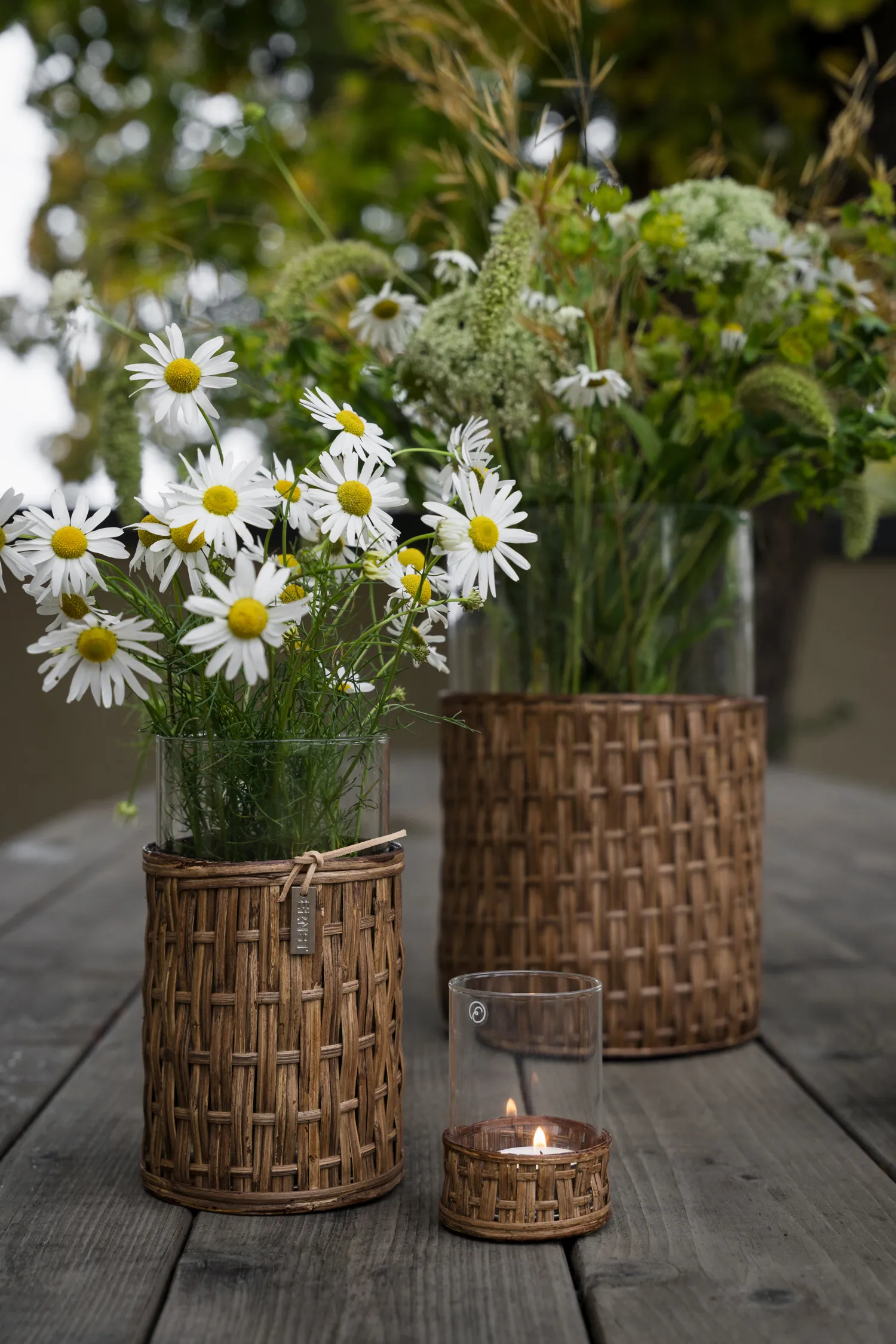 Ernst vas/ljuslykta i korg, Mörkbrun, Ø7x8,5 cm ERNST