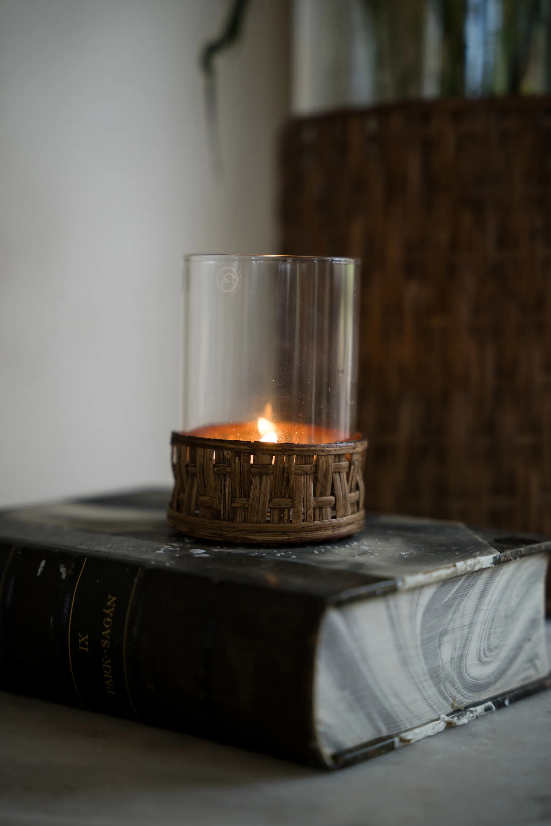 Ernst vas/ljuslykta i korg, Mörkbrun, Ø7x8,5 cm ERNST