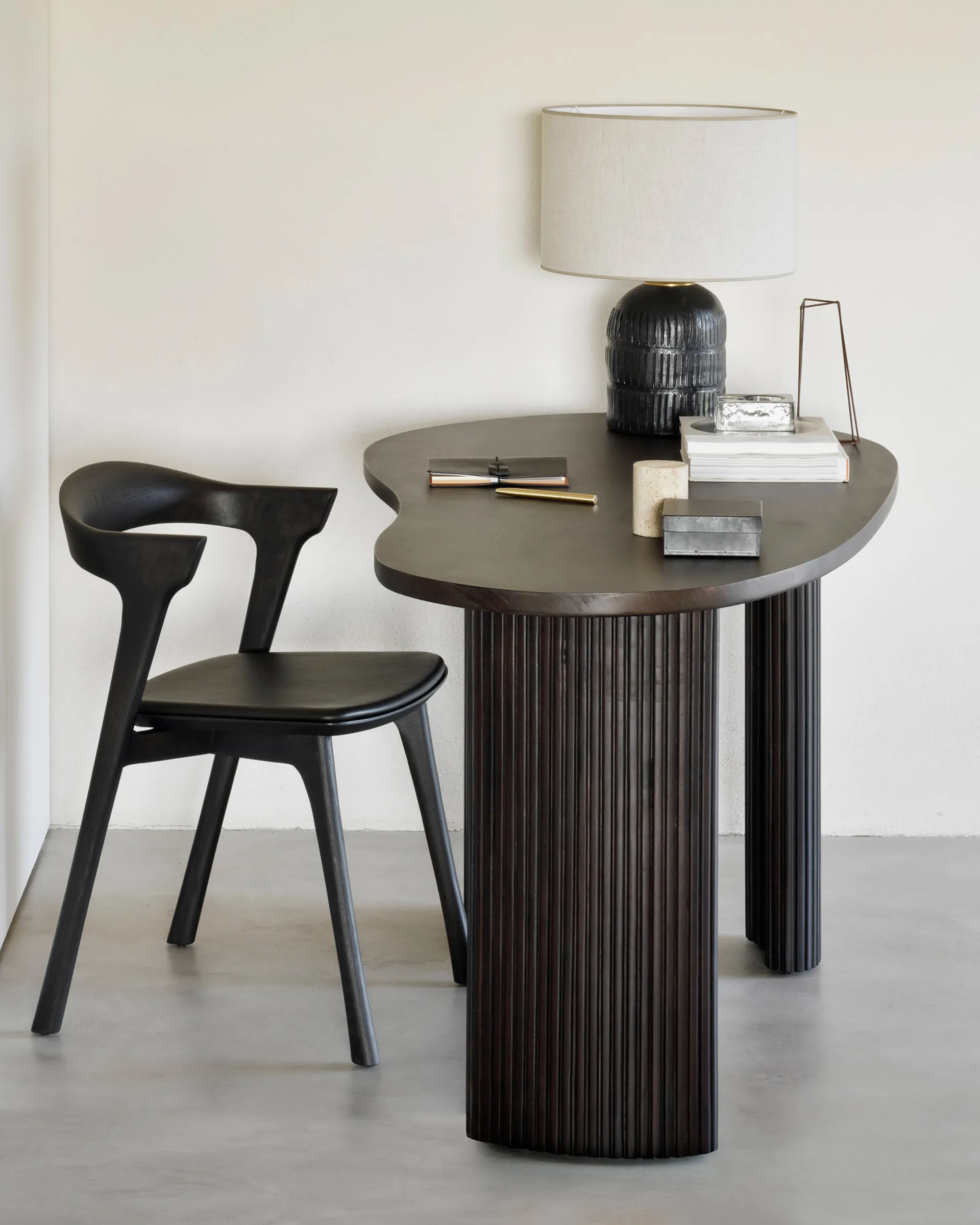 Boomerang skrivbord, Mörkbrunbetsad mahogny, 160x83x76 cm Ethnicraft