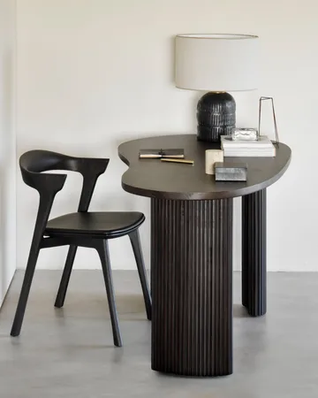 Boomerang skrivbord - Mörkbrunbetsad mahogny, 160x83x76 cm - Ethnicraft