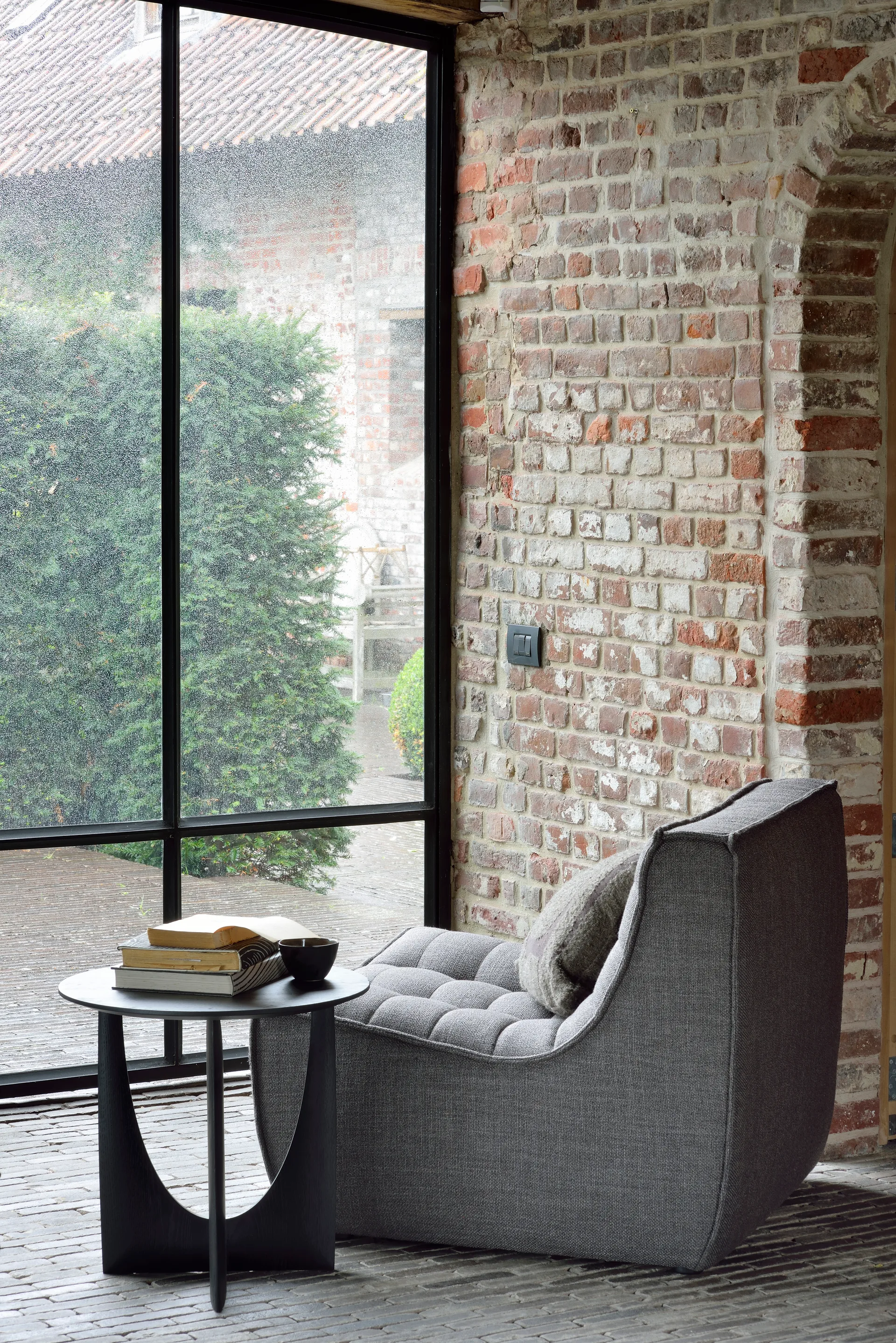 Geometric sidobord, Svart ek Ø51 Ethnicraft