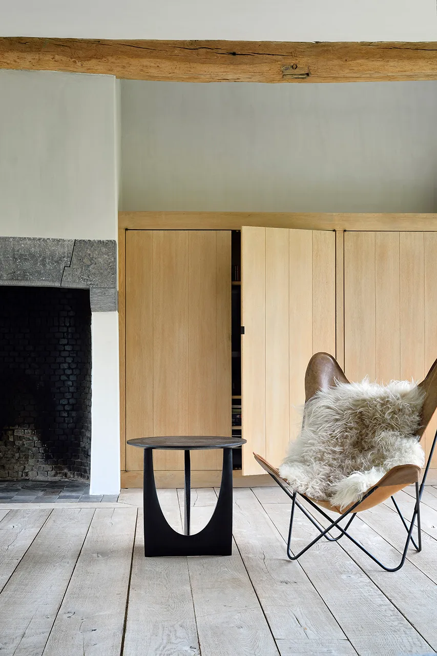 Geometric sidobord, Svart ek Ø51 Ethnicraft