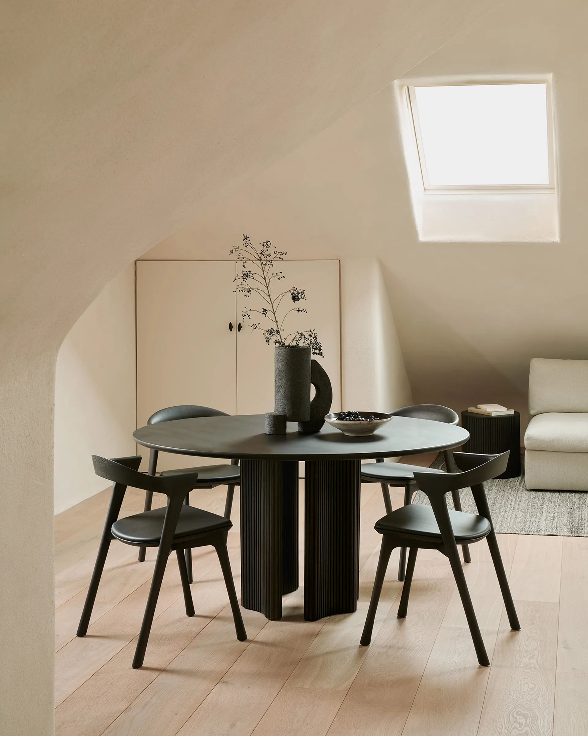 Roller Max matbord Ø150 cm, Mörkbrunbetsad mahogny Ethnicraft