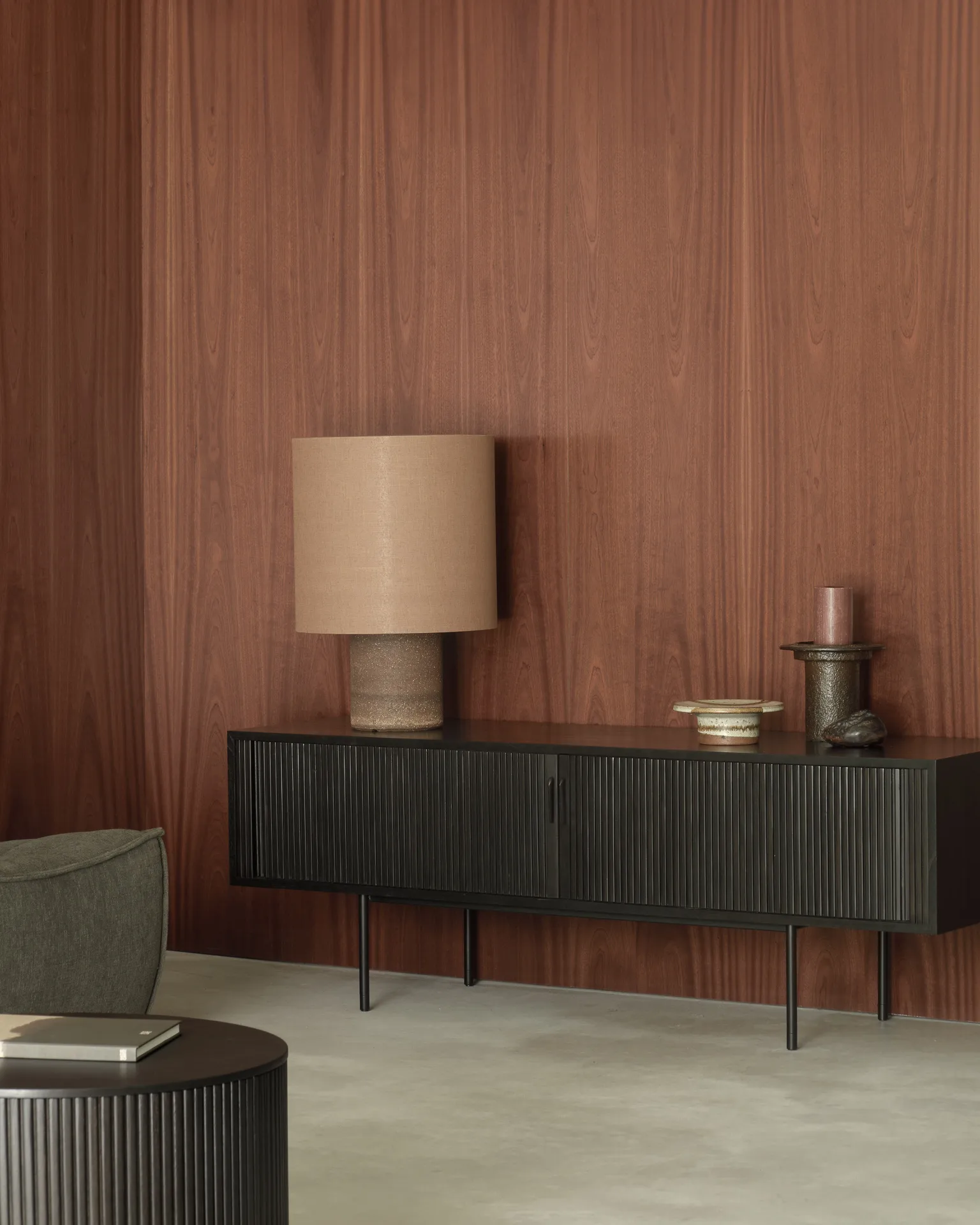 Roller Max TV-bänk, Lackad teak-svart-2 dörrar Ethnicraft