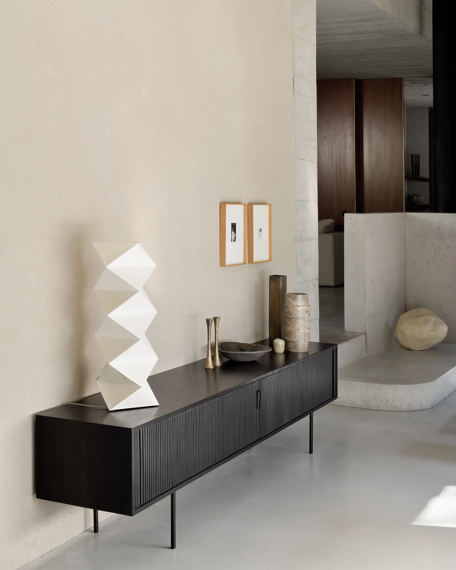 Roller Max TV-bänk, Lackad teak-svart-2 dörrar Ethnicraft