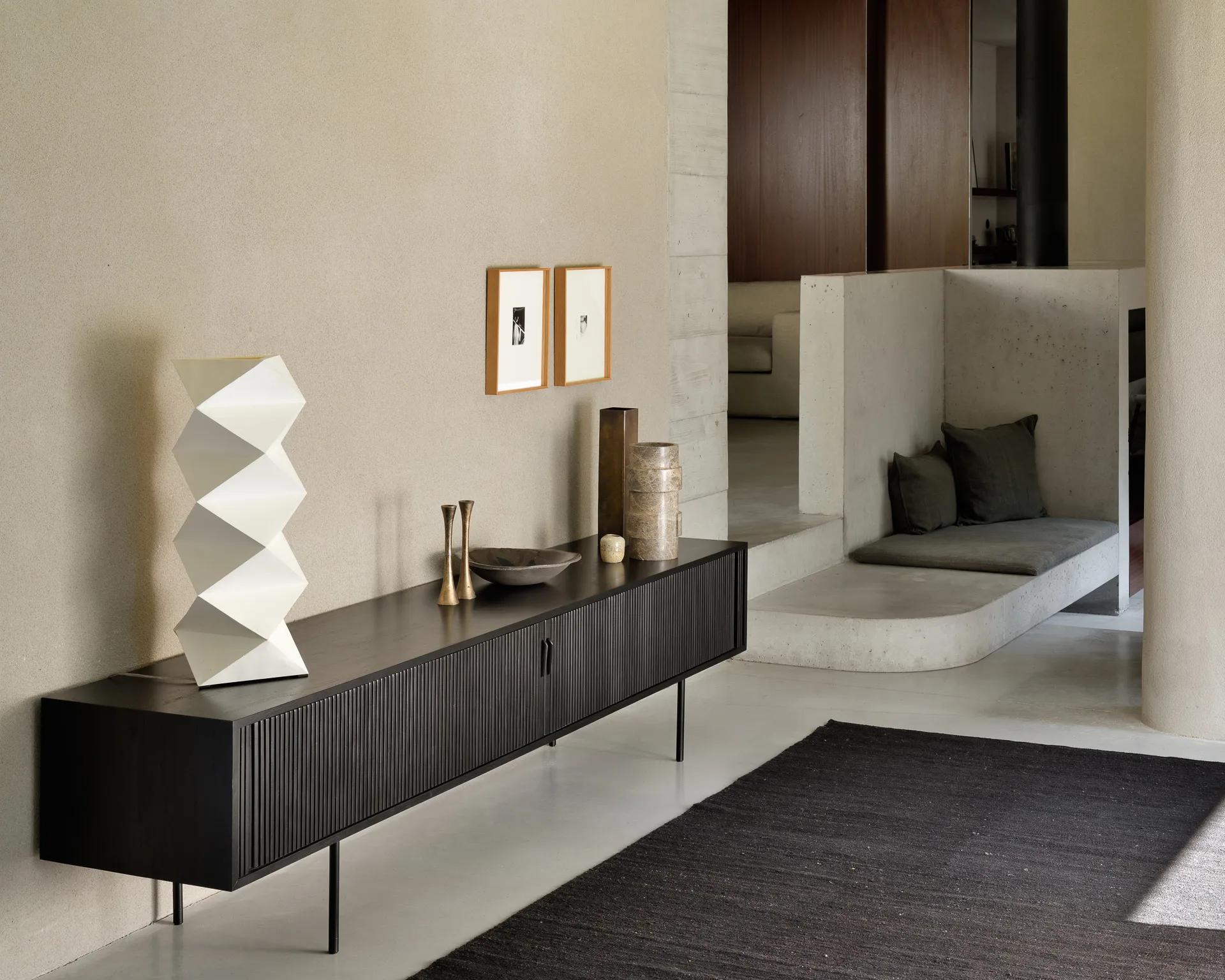 Roller Max TV-bänk, Lackad teak-svart-2 dörrar Ethnicraft