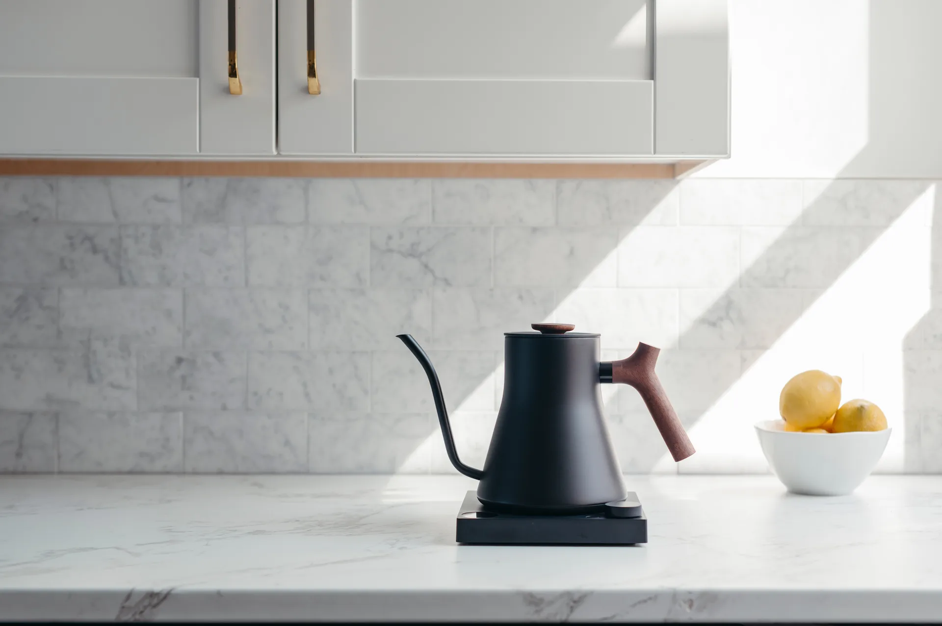 Stagg EKG Pro elektrisk vattenkokare 0.9 L, Matte black-walnut Fellow