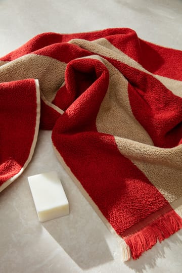 Alee handduk 50x100 cm - Light camel-red - ferm LIVING