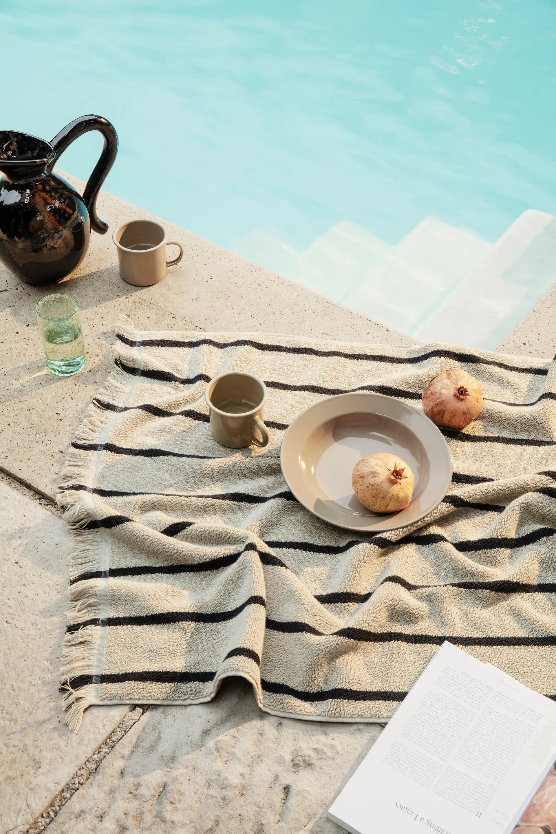 Alee handduk 70x140 cm, Sand-black Ferm Living