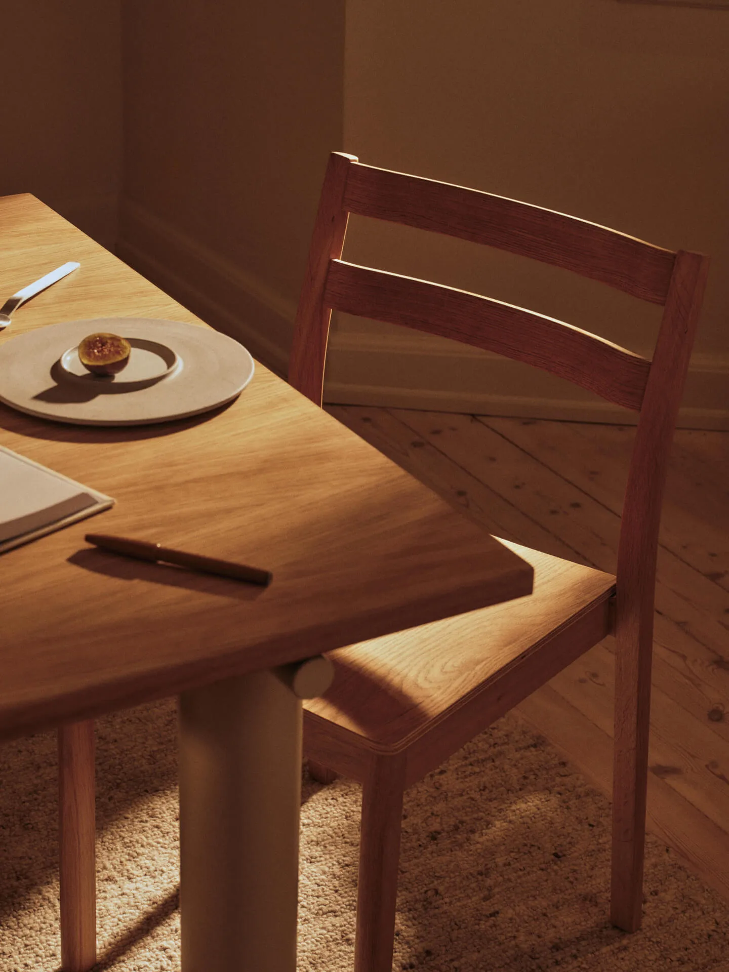 Atura matbord, Light cashmere-ekfanér, 90x200 cm Ferm Living