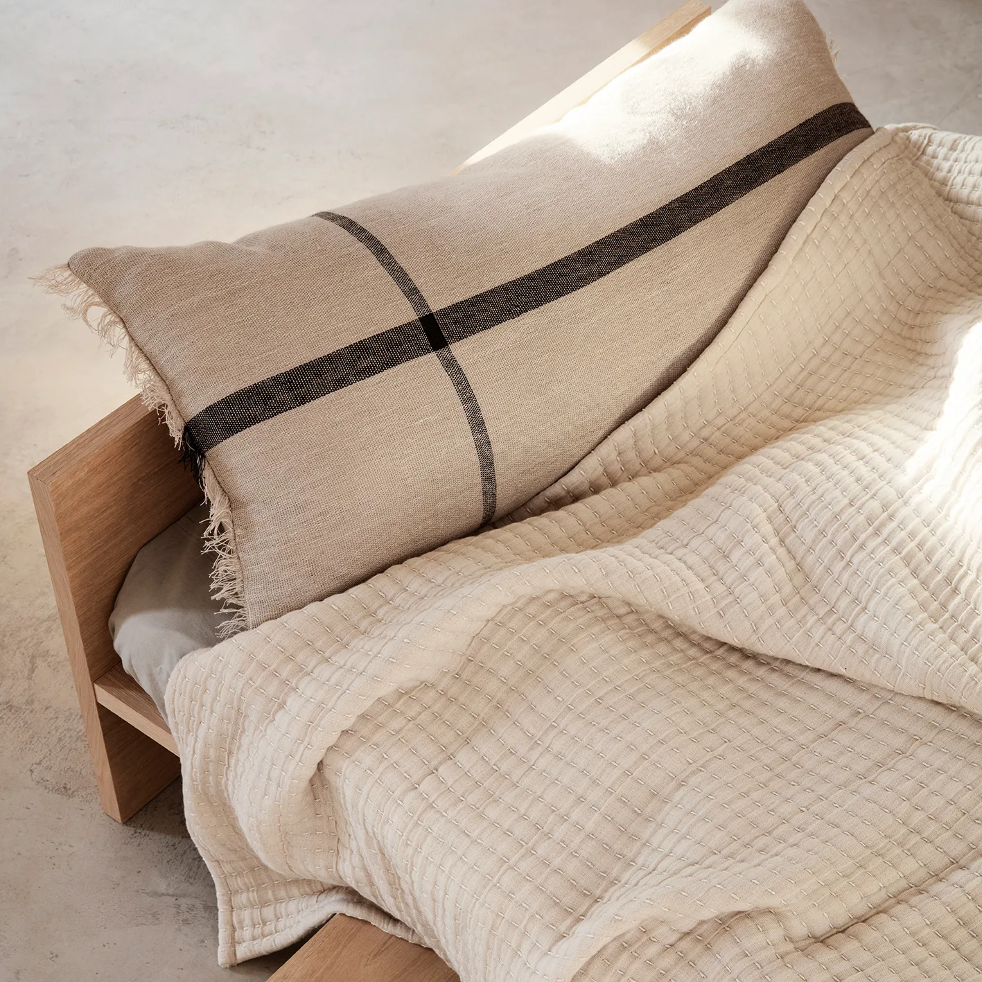 Calm kudde camel-black, 38x88 cm Ferm Living