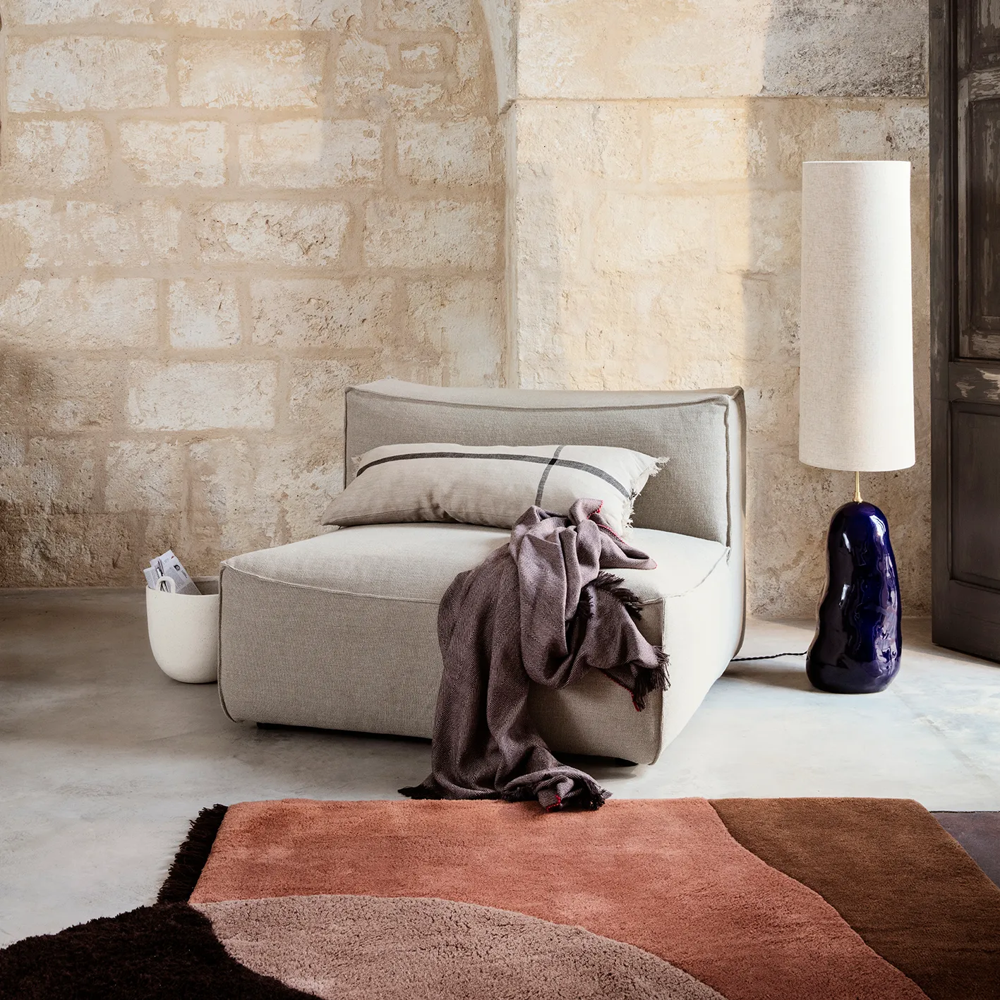 Calm kudde camel-black, 38x88 cm Ferm Living