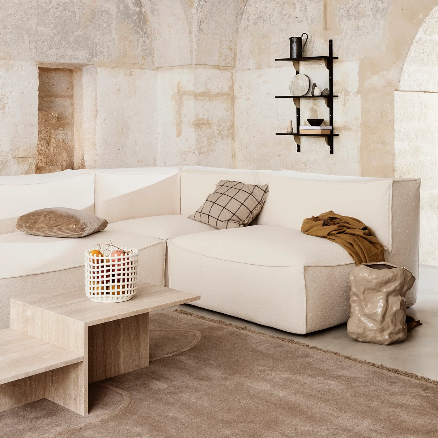 Calm kudde camel-black, 48x48 cm Ferm Living