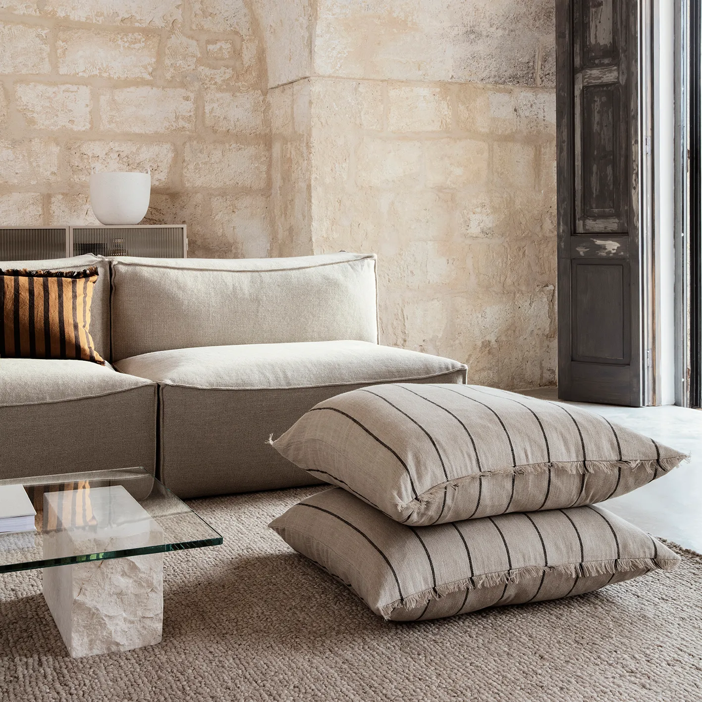 Calm kudde camel-black, 78x78 cm Ferm Living