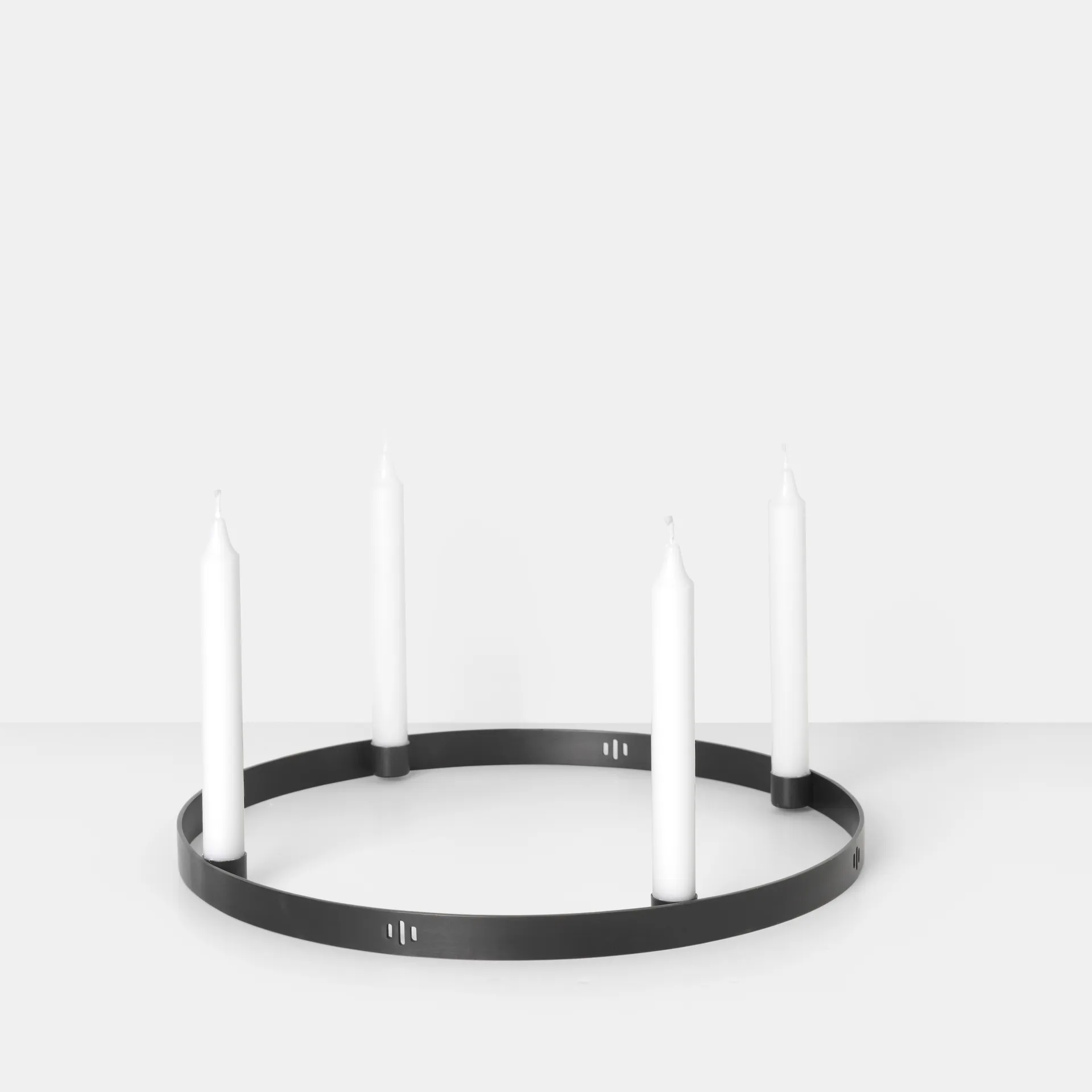 Circle svart mässing ljusstake, stor inkl. upphängning Ferm Living