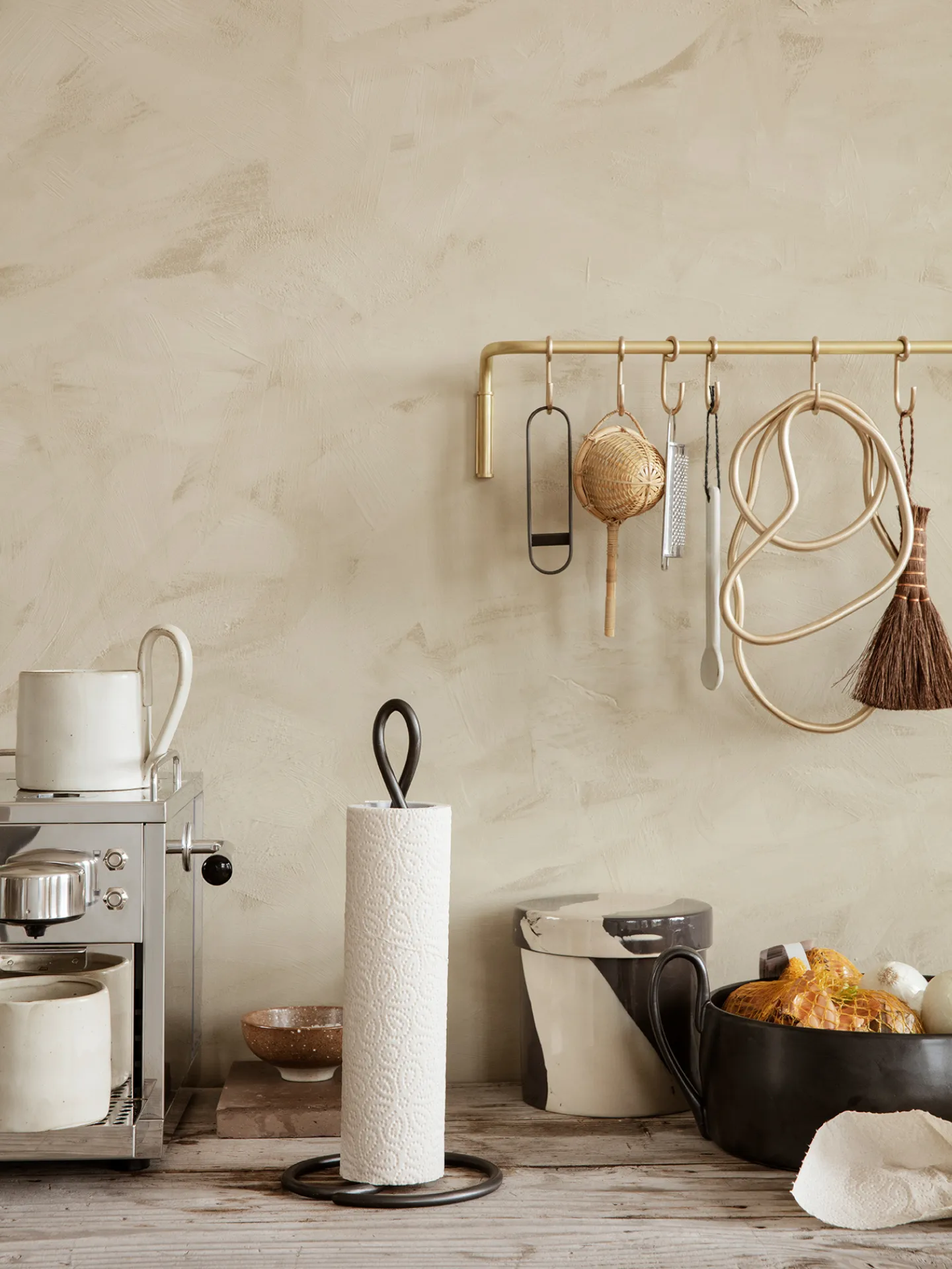 Curvature hushållspappershållare, Svart mässing Ferm Living