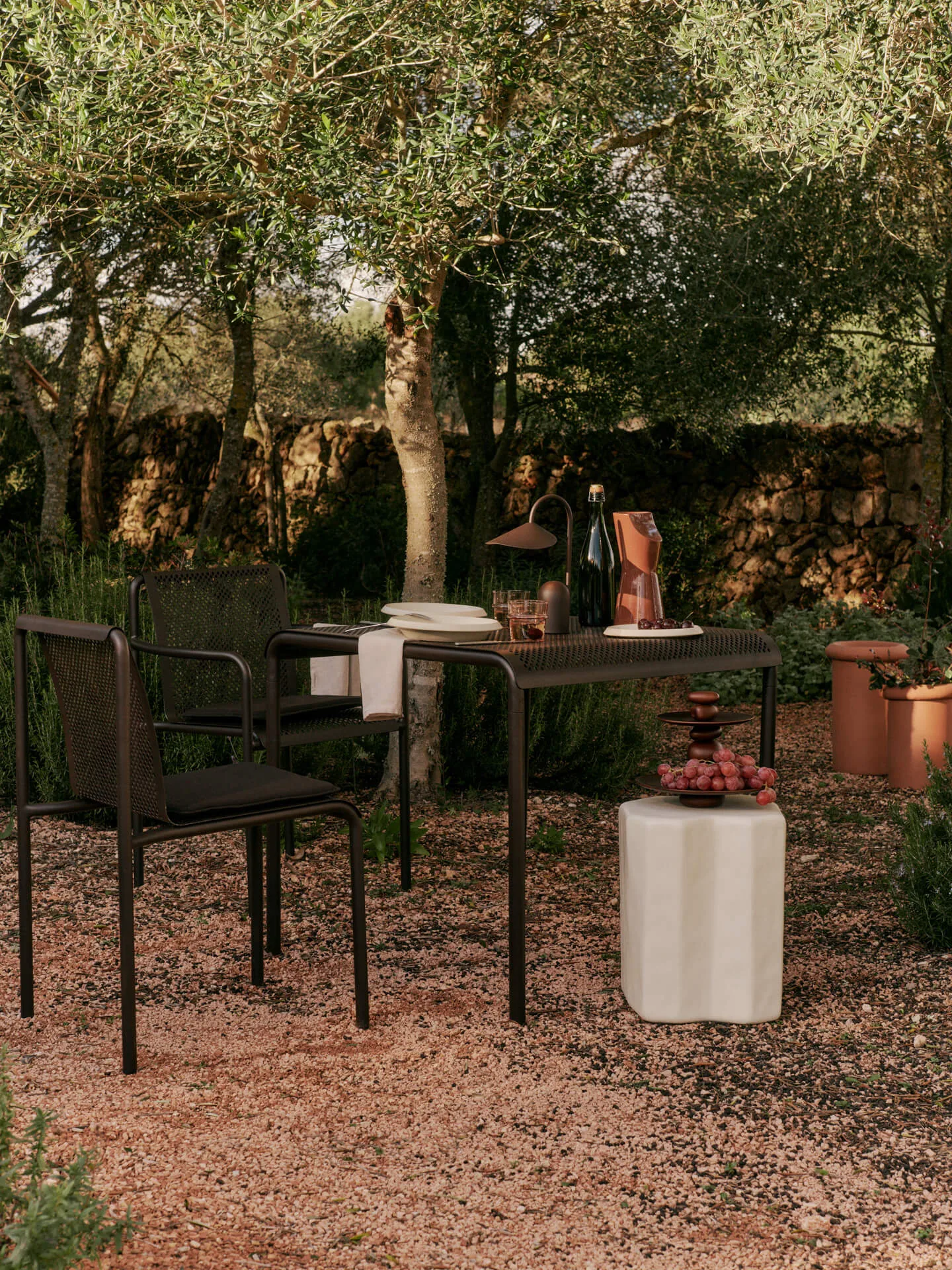 Dapple stol med armstöd, Dark Chocolate Ferm Living