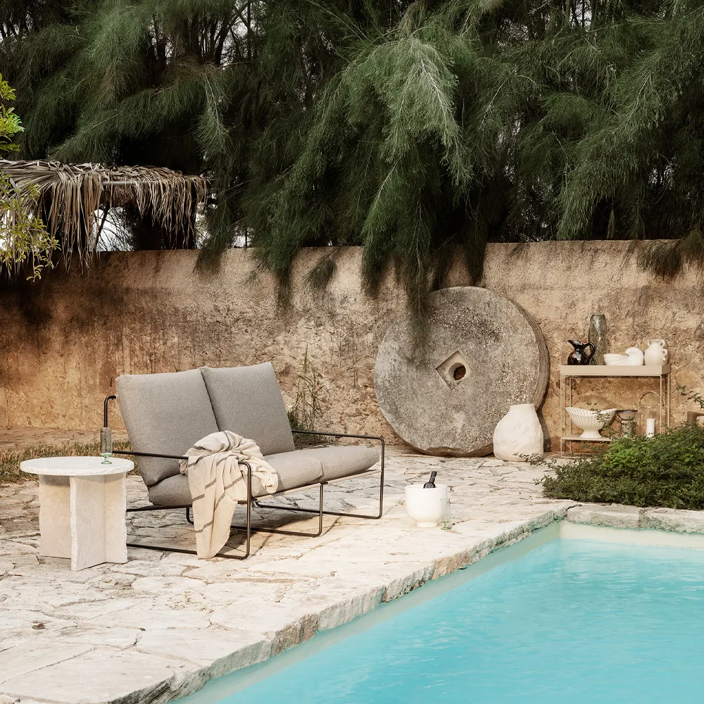 Desert 2-sits soffa, tyg dark sand, svart stativ Ferm Living