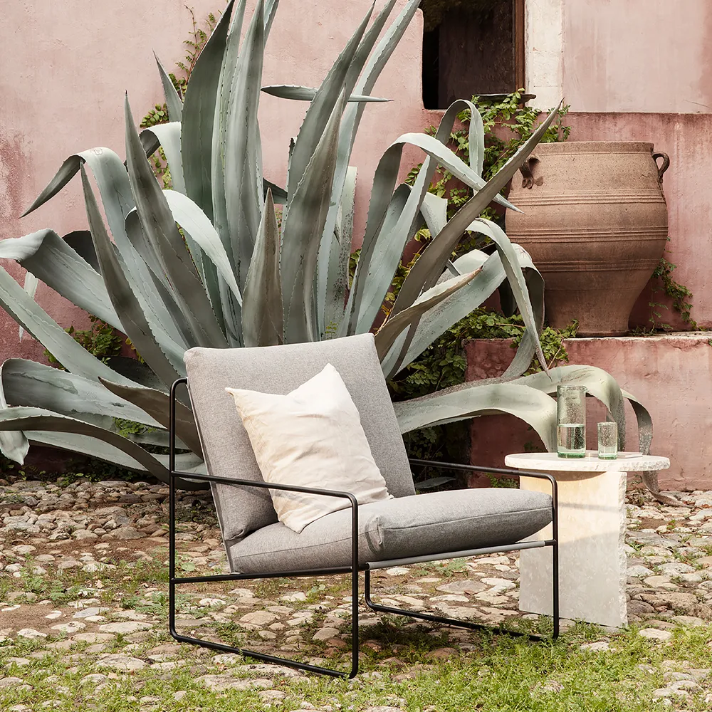 Desert fåtölj, tyg dark sand, svart stativ Ferm Living