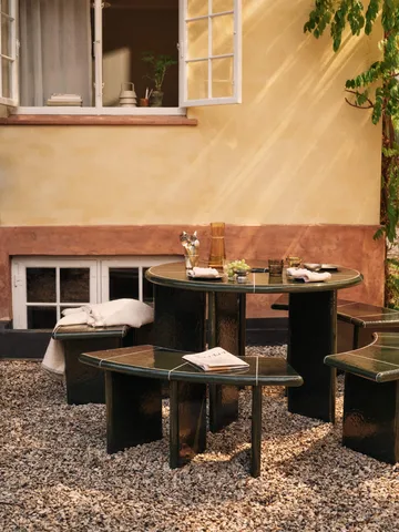 Deya curved sittbänk - Dark green, 110x40x45,5 cm - Ferm Living