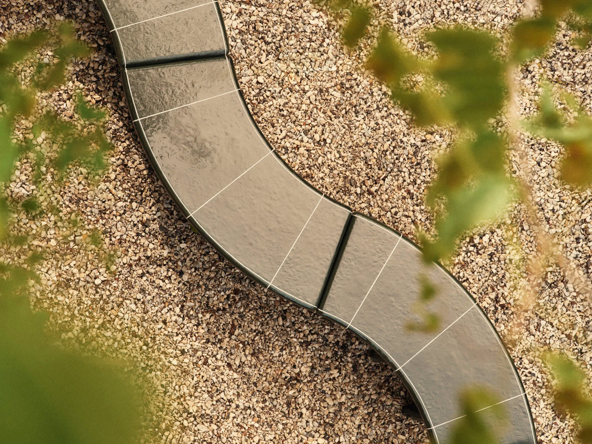 Deya curved sittbänk, Dark green, 110x40x45,5 cm Ferm Living