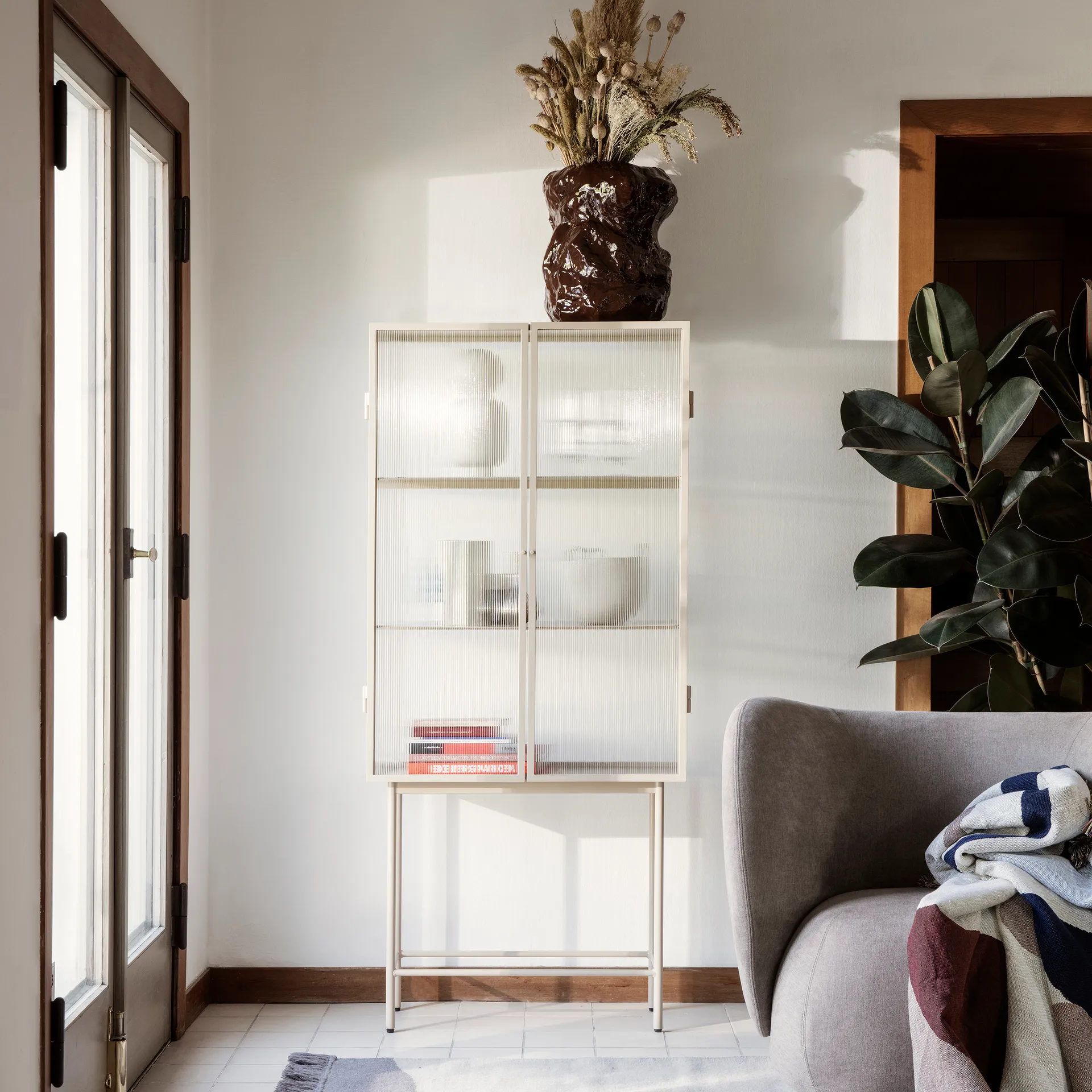 Haze vitrinskåp, Cashmere Ferm Living