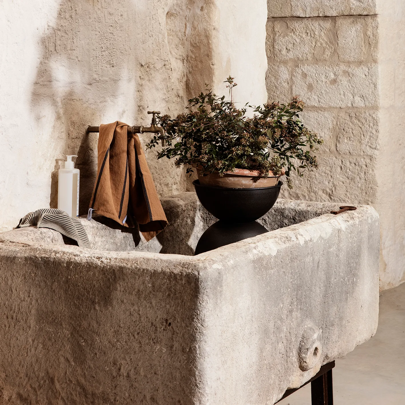 Hourglass kruka extra small Ø21 cm, Svart-mörkgrå Ferm Living