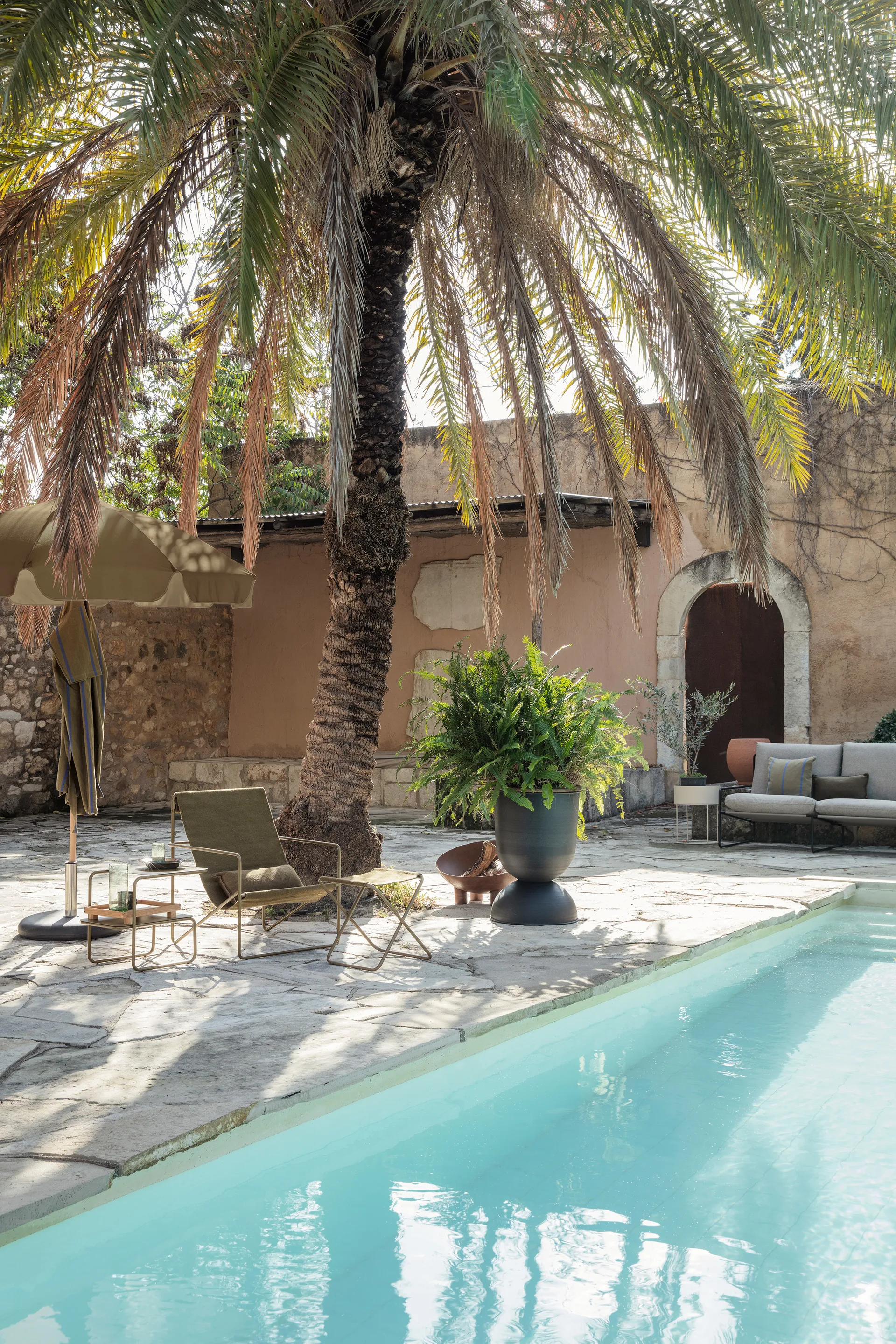 Hourglass kruka stor Ø50 cm, Svart-mörkgrå Ferm Living