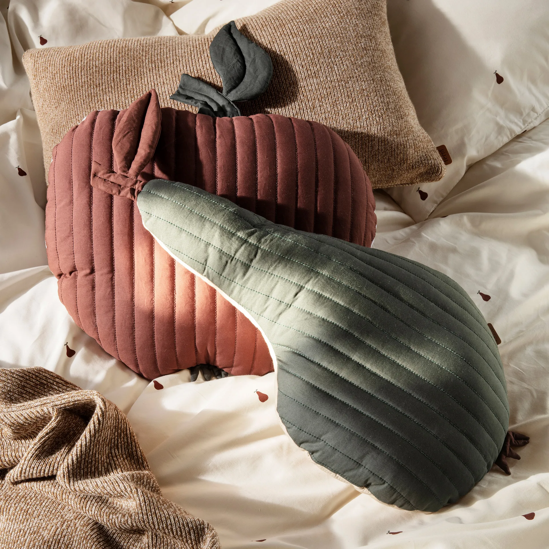 Pear kudde 33x59 cm, Mörkgrön Ferm Living