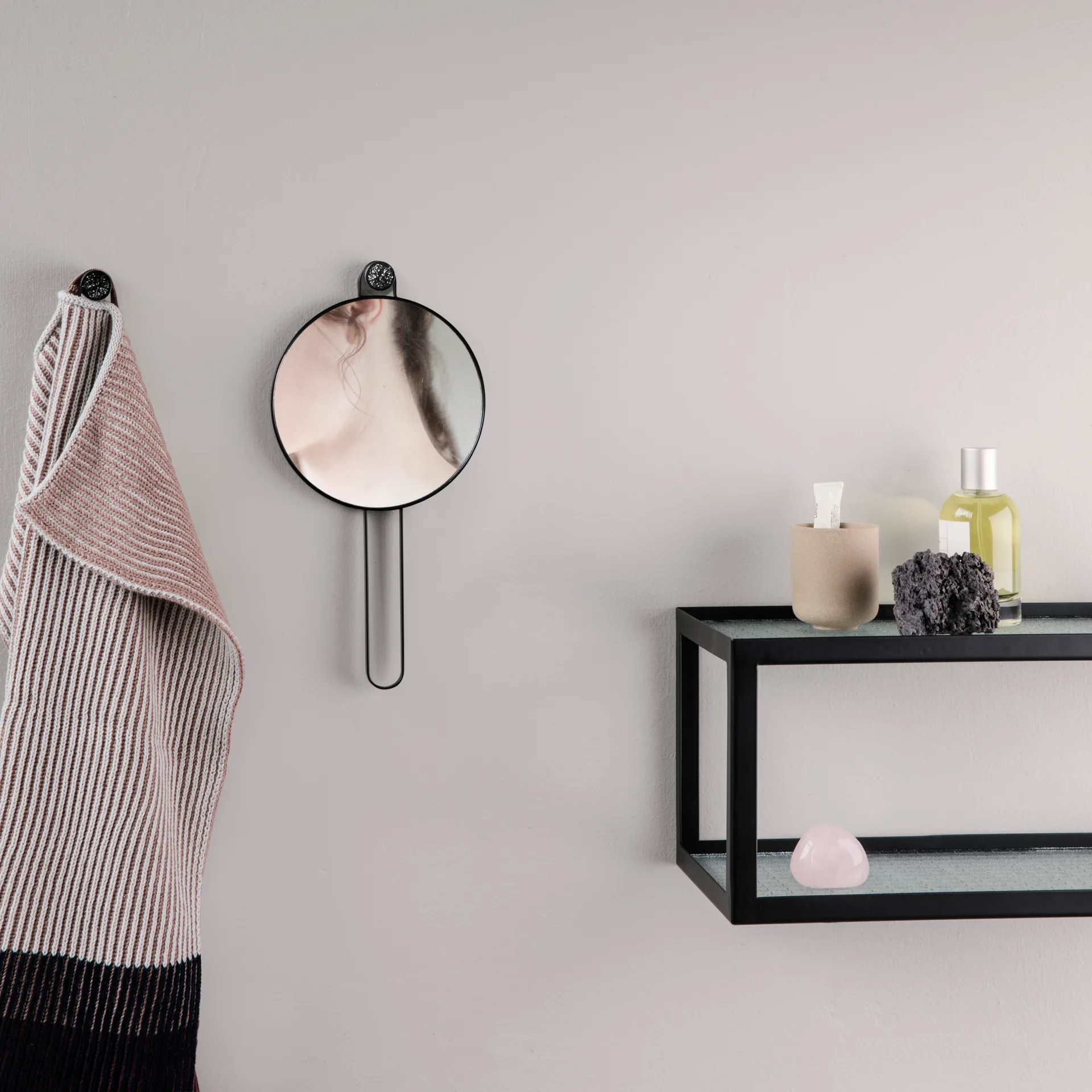 Poise handspegel, svart Ferm Living