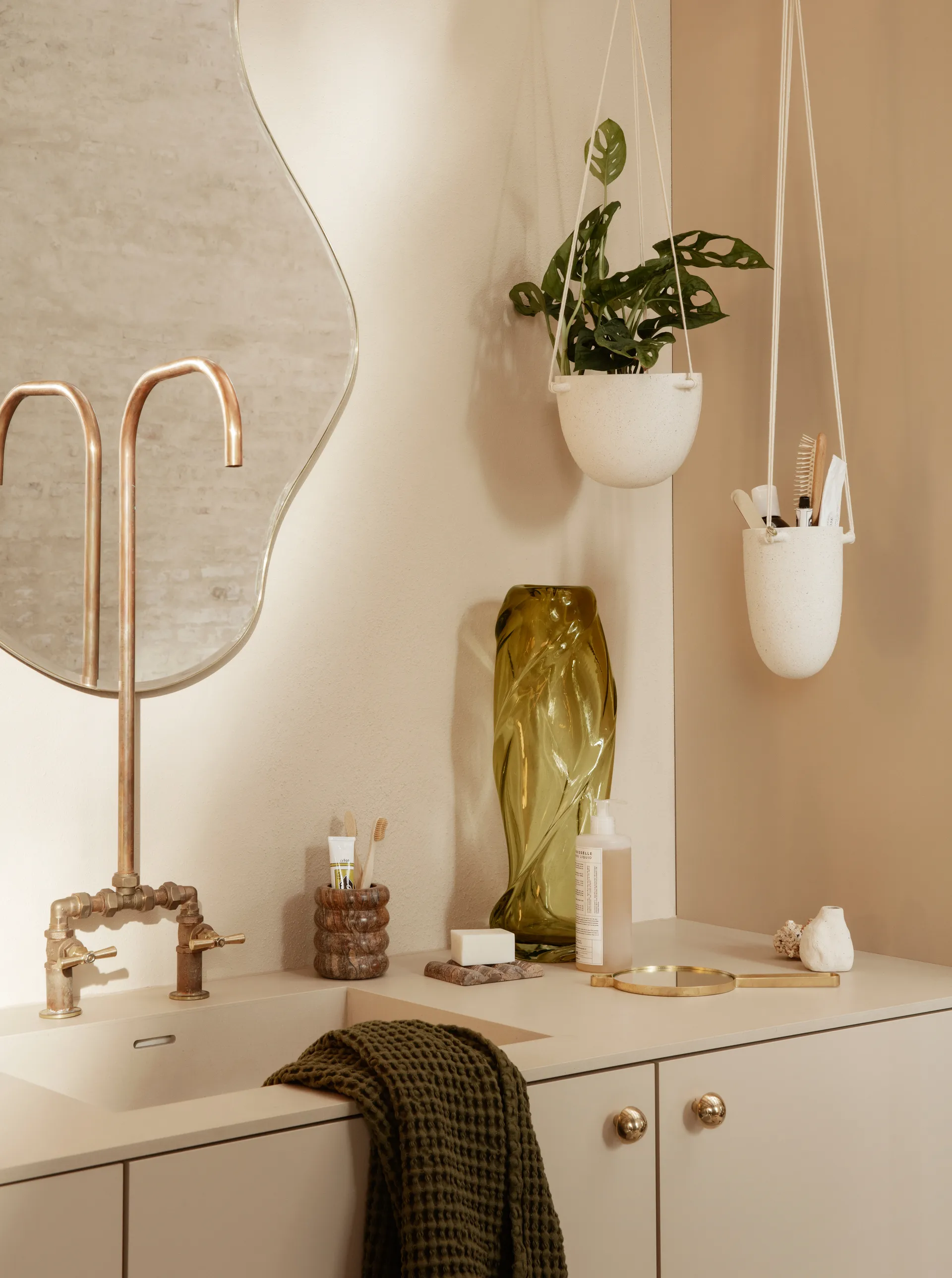 Pond spegel large, Dark chrome Ferm Living