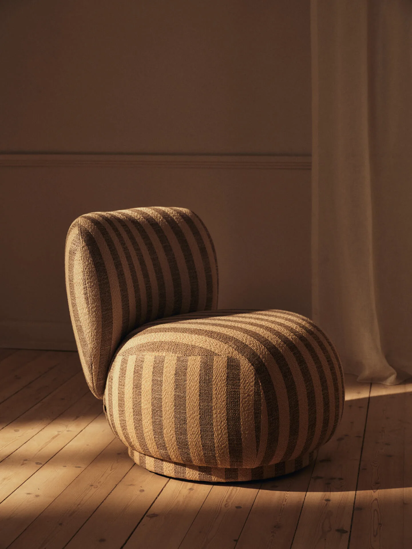 Rico lounge chair piccolo fåtölj, Louisiana, Sand-off-white Ferm Living