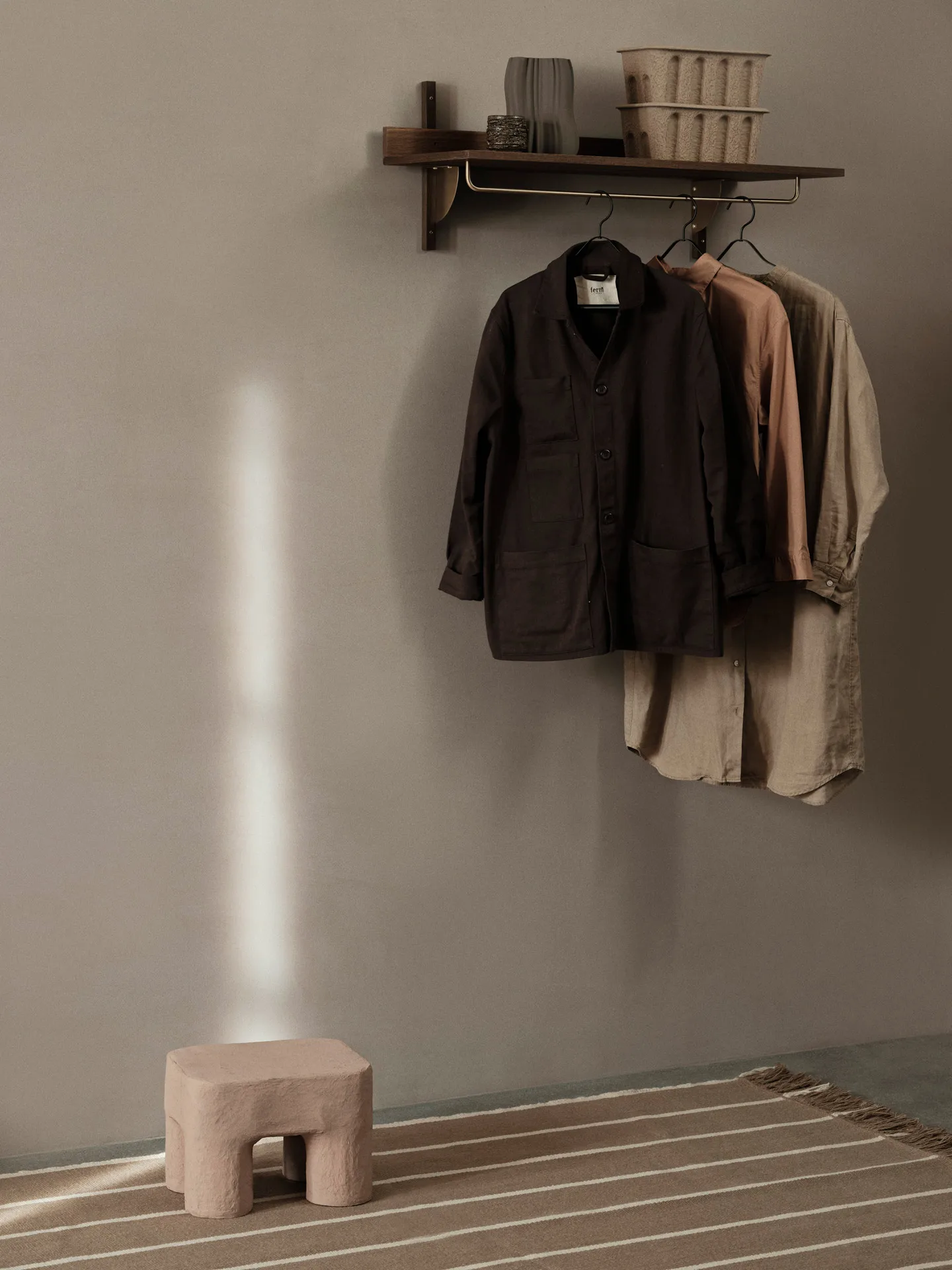 Sector hylla med stång 37x87 cm, Smoked Oak, brass Ferm Living