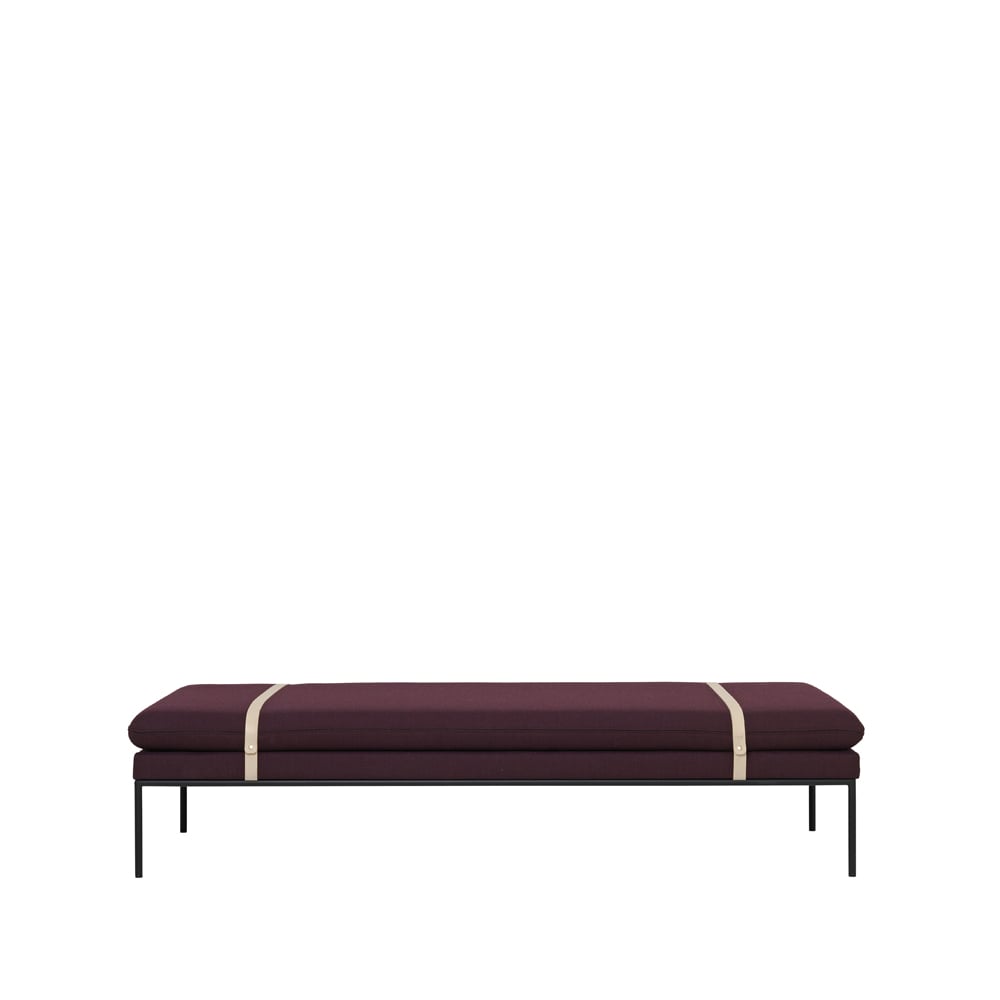 Ferm Living Turn Dagbädd tyg fiord by kvadrat bordeaux, svart stativ