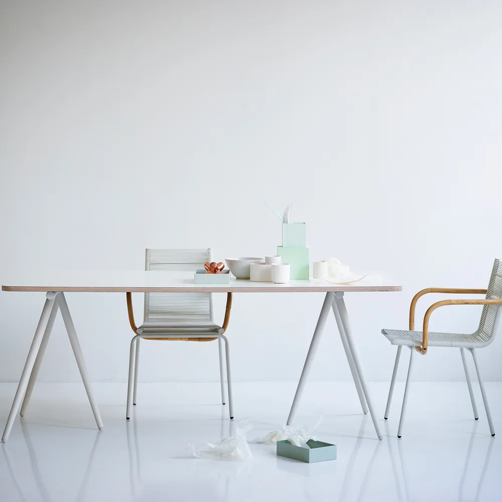 Turn Dagbädd, tyg fiord by kvadrat light grey, svart stativ Ferm Living