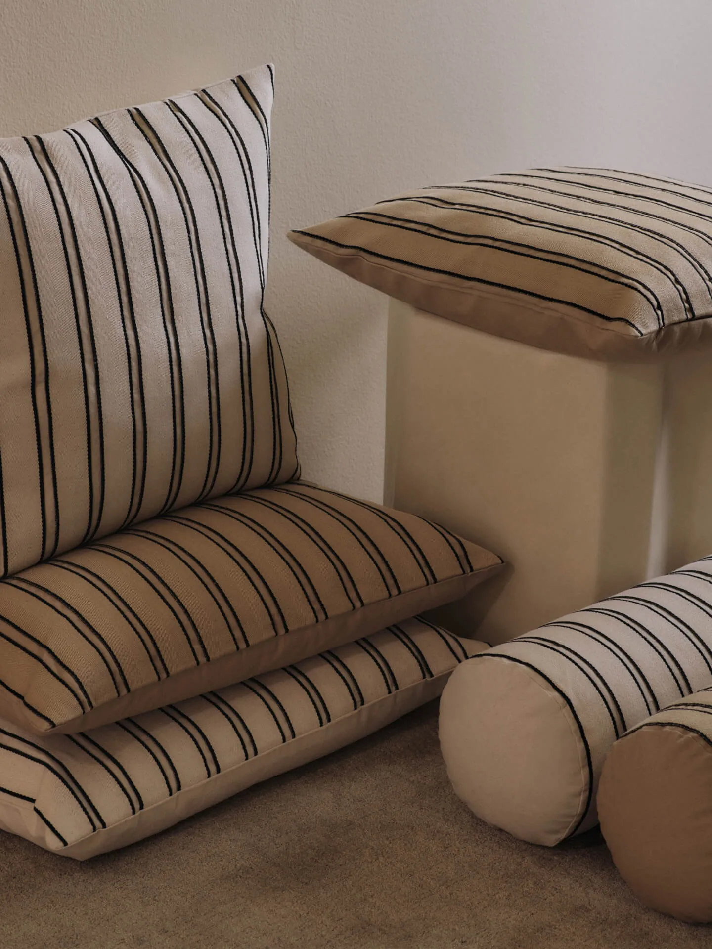Twill bolster cylinderkudde, Off-white-black Ferm Living