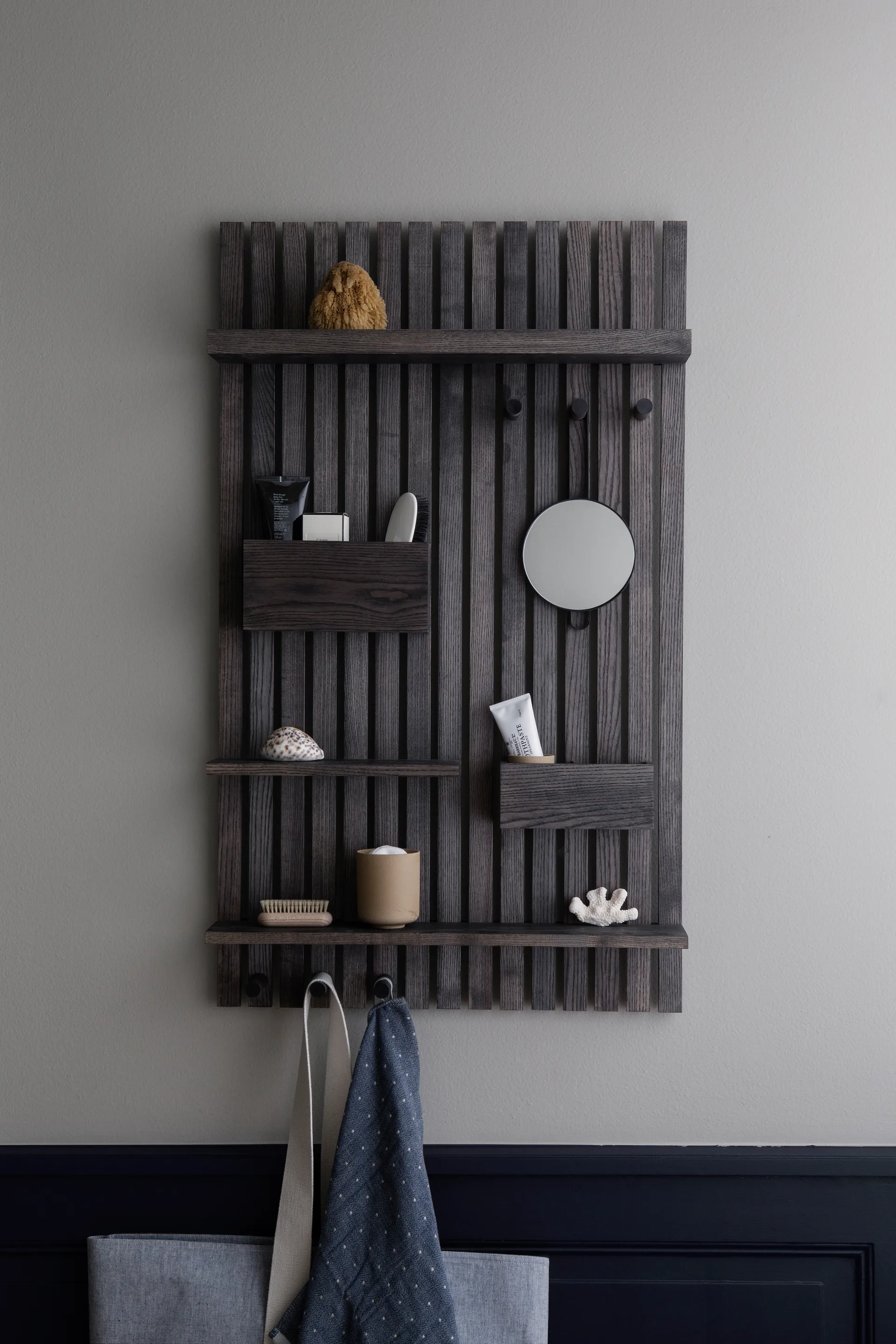 Wooden multi shelf hylla, Mörkbetsad ask Ferm Living