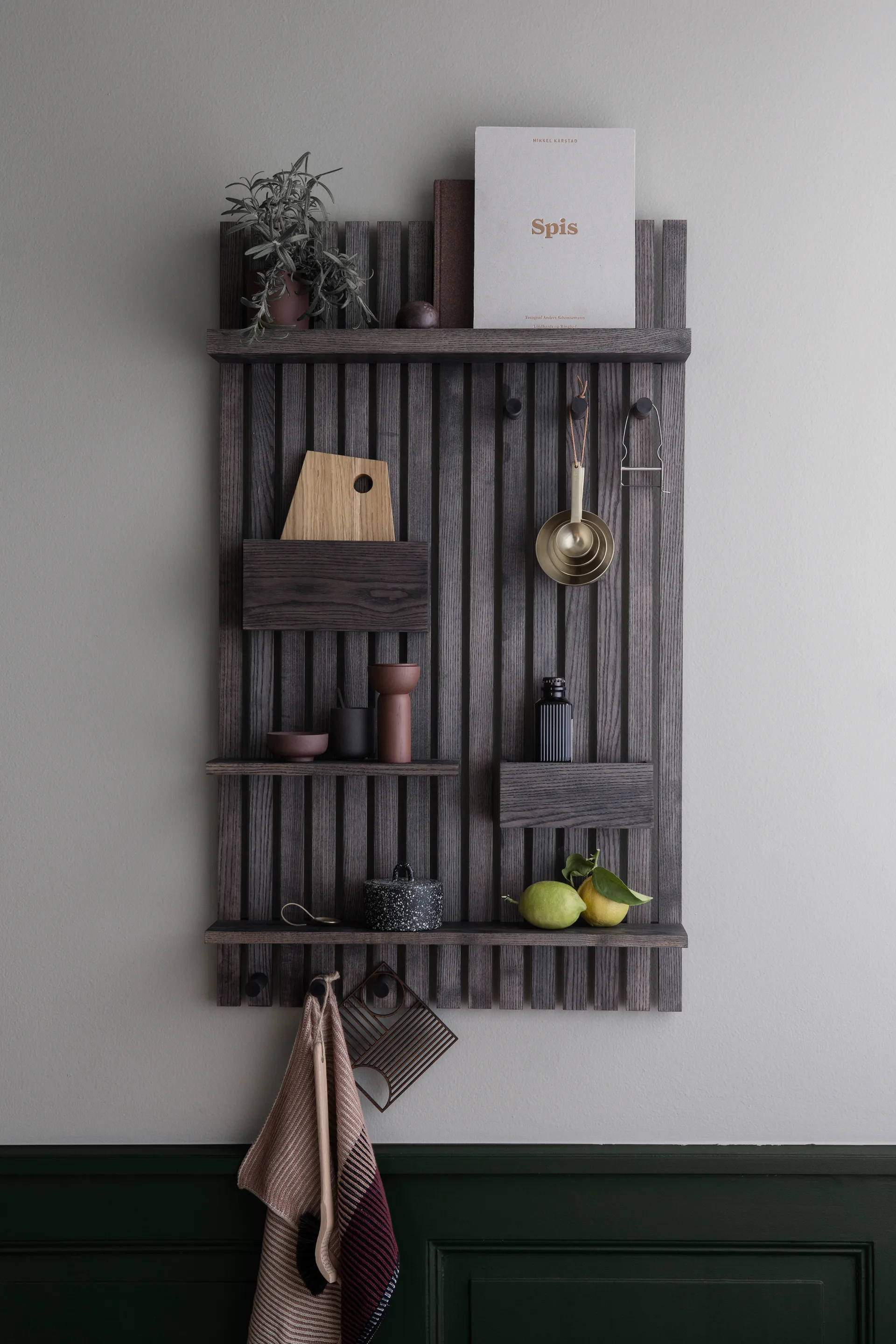 Wooden multi shelf hylla, Mörkbetsad ask Ferm Living