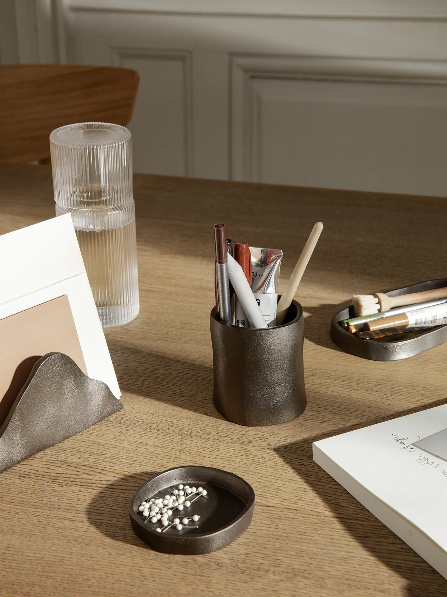 Yama pennställ small Ø7,8 cm, Svärtad aluminium Ferm Living