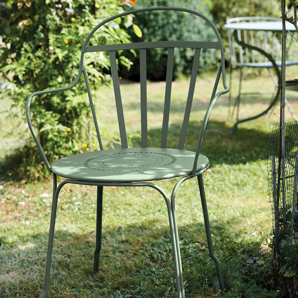 Louvre karmstol, cedar green Fermob