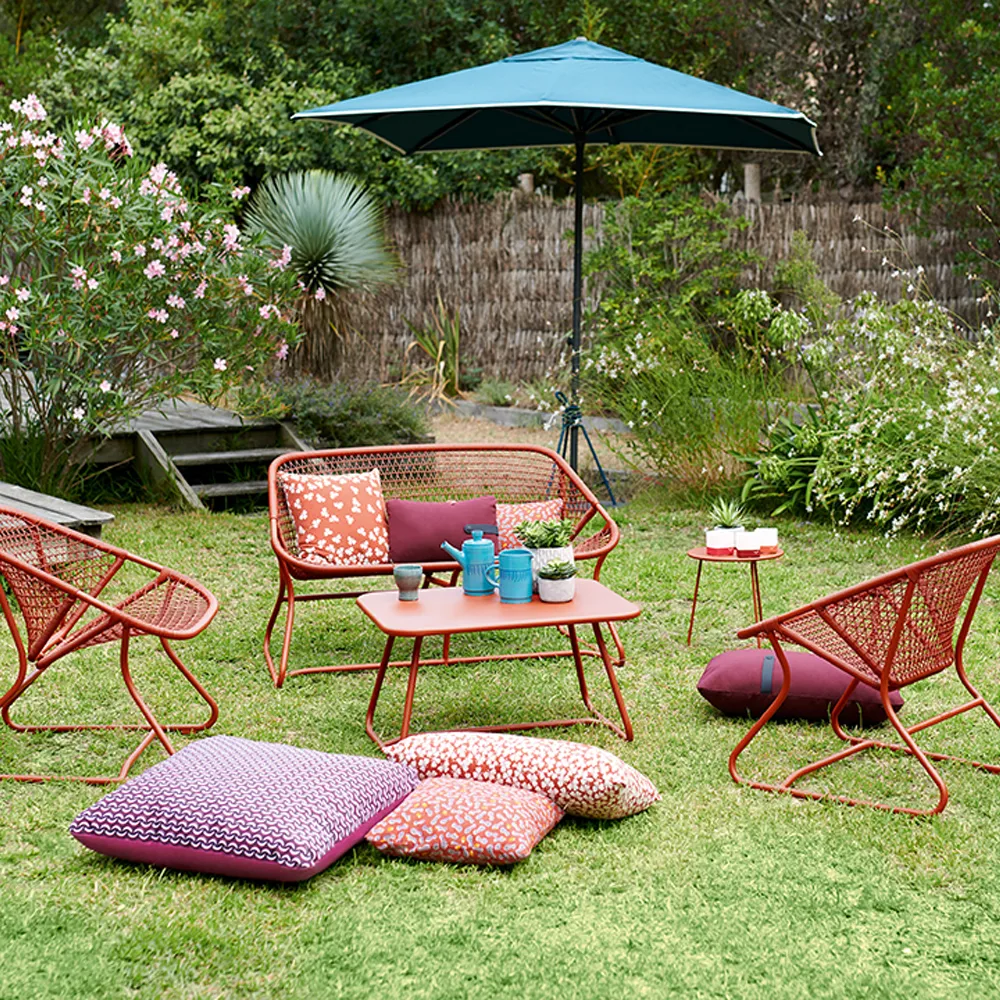 Sixties bord, black cherry Fermob